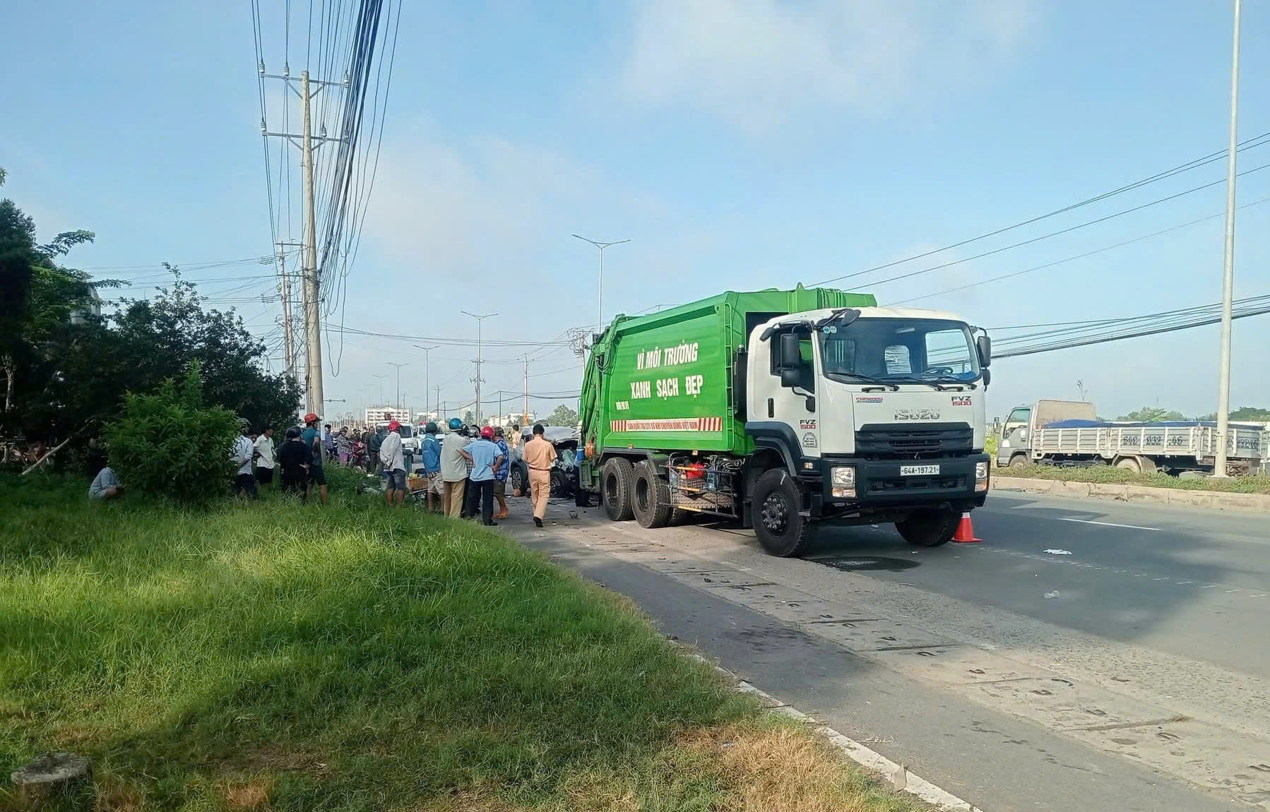 Vĩnh Long: 2 người chết thảm vì ôtô tông vào xe chở rác đang dừng lề phải- Ảnh 1.