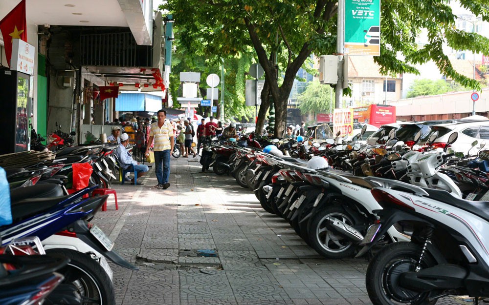 Người dân TP HCM chờ đề án thu phí vỉa hè mới