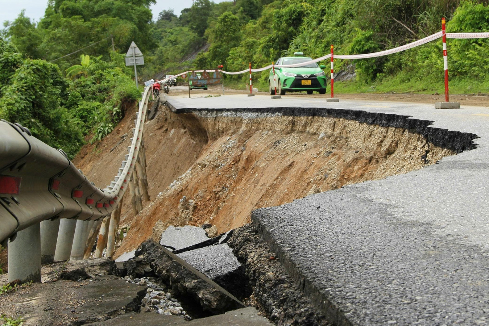 Cảnh tượng g&acirc;y &aacute;m ảnh: Gi&oacute; lốc quần thảo ở v&ugrave;ng đất người d&acirc;n vừa mất nh&agrave; v&igrave; lũ- Ảnh 2.