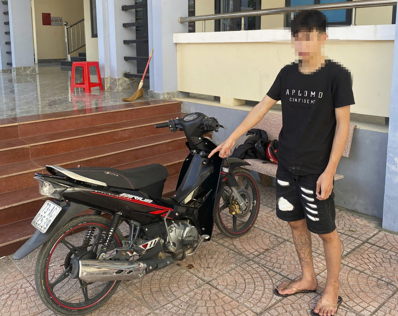 Bắt giữ thiếu ni&ecirc;n trộm xe m&aacute;y trước qu&aacute;n ăn ở Quảng Trị - Ảnh 1.