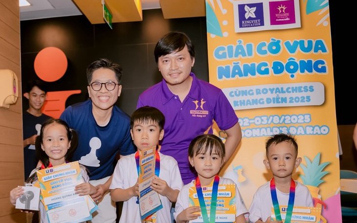 Kỳ thủ cờ vua năng động, thi đấu kết hợp cùng nhảy zumba