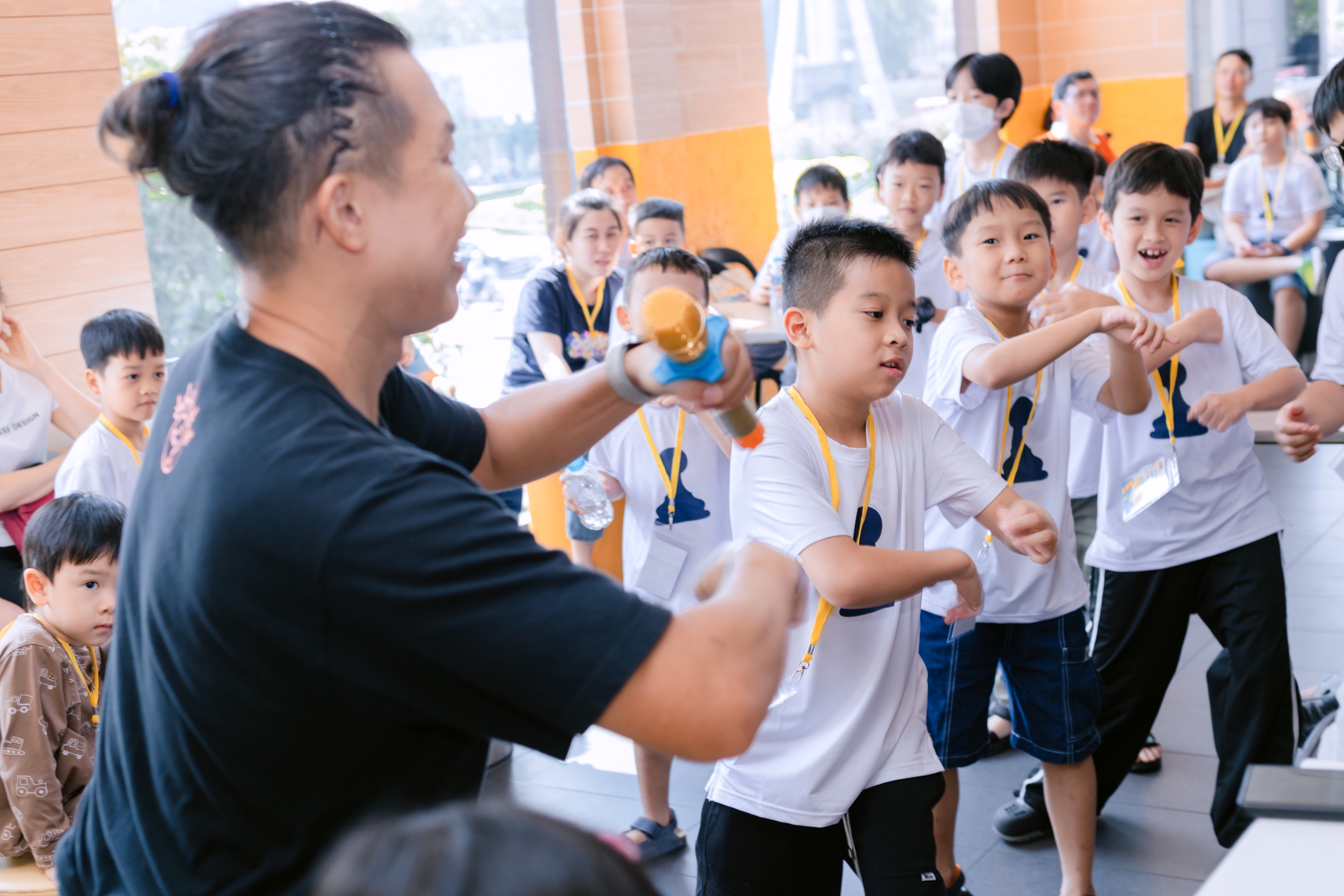 Kỳ thủ cờ vua năng động, thi đấu kết hợp c&ugrave;ng nhảy zumba- Ảnh 2.