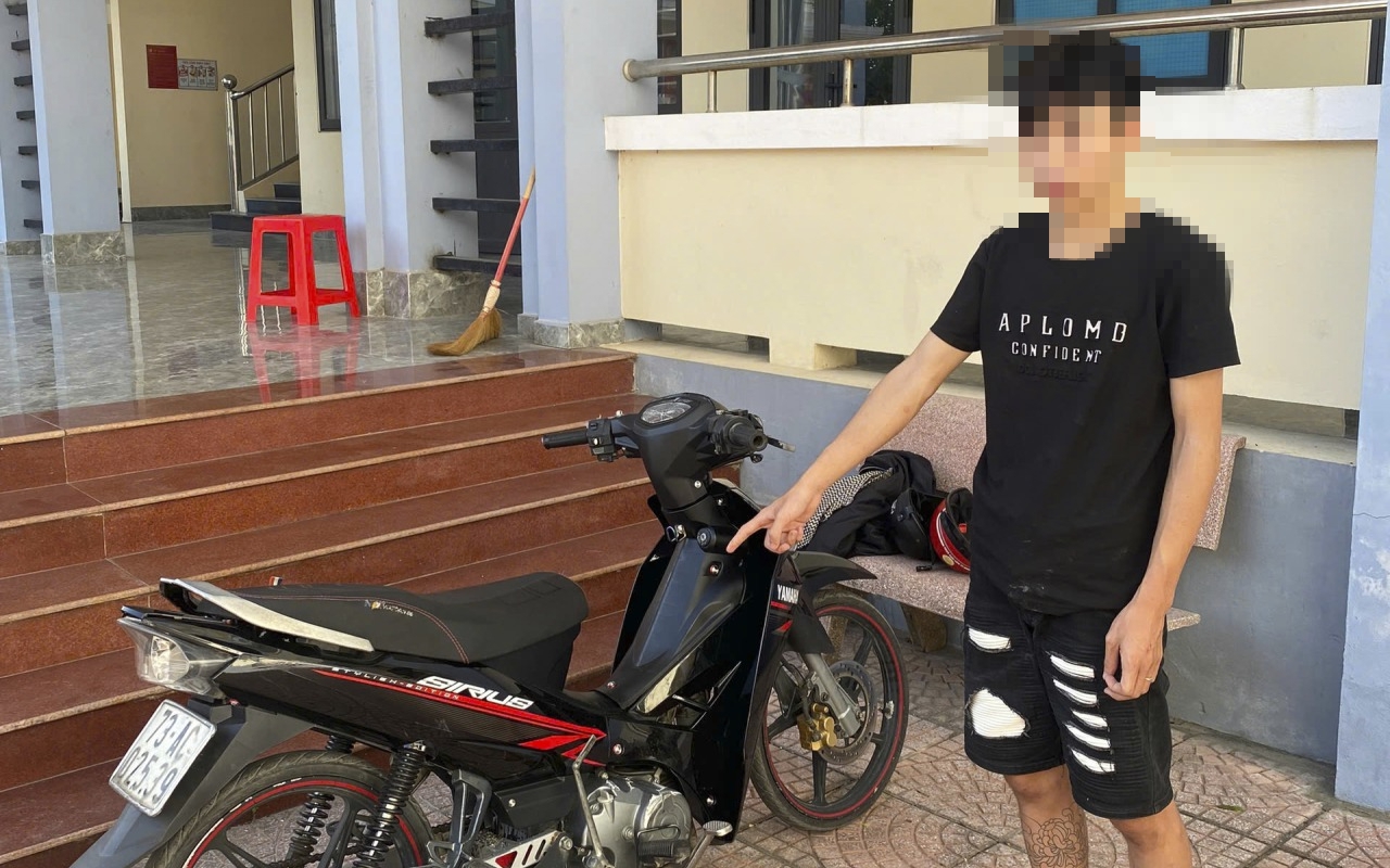 Vừa dựng xe máy trước quán ăn, chớp mắt đã "không cánh mà bay"
