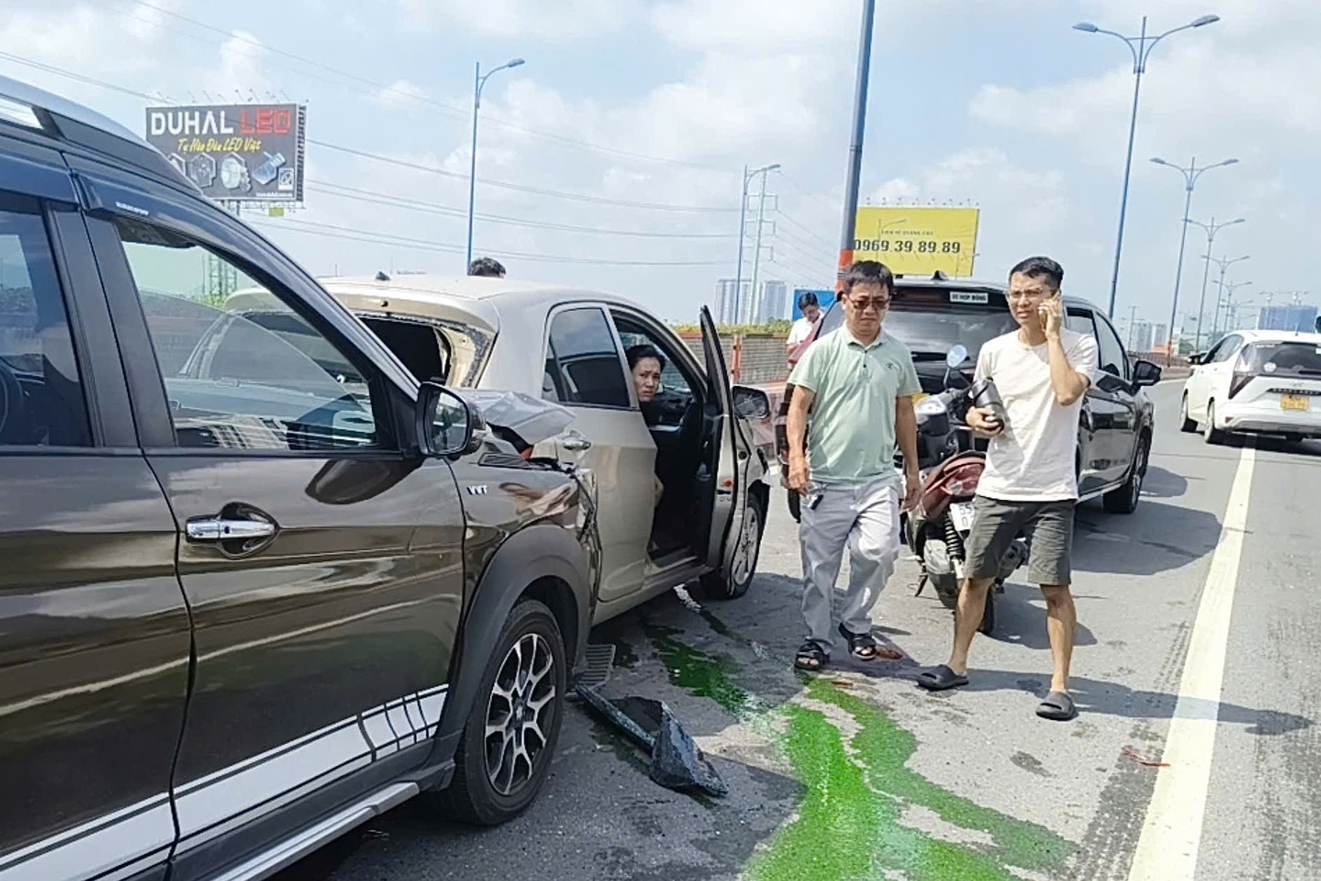 TP HCM: Tai nạn li&ecirc;n ho&agrave;n 5 &ocirc; t&ocirc; tr&ecirc;n cầu Rạch Chiếc- Ảnh 1.