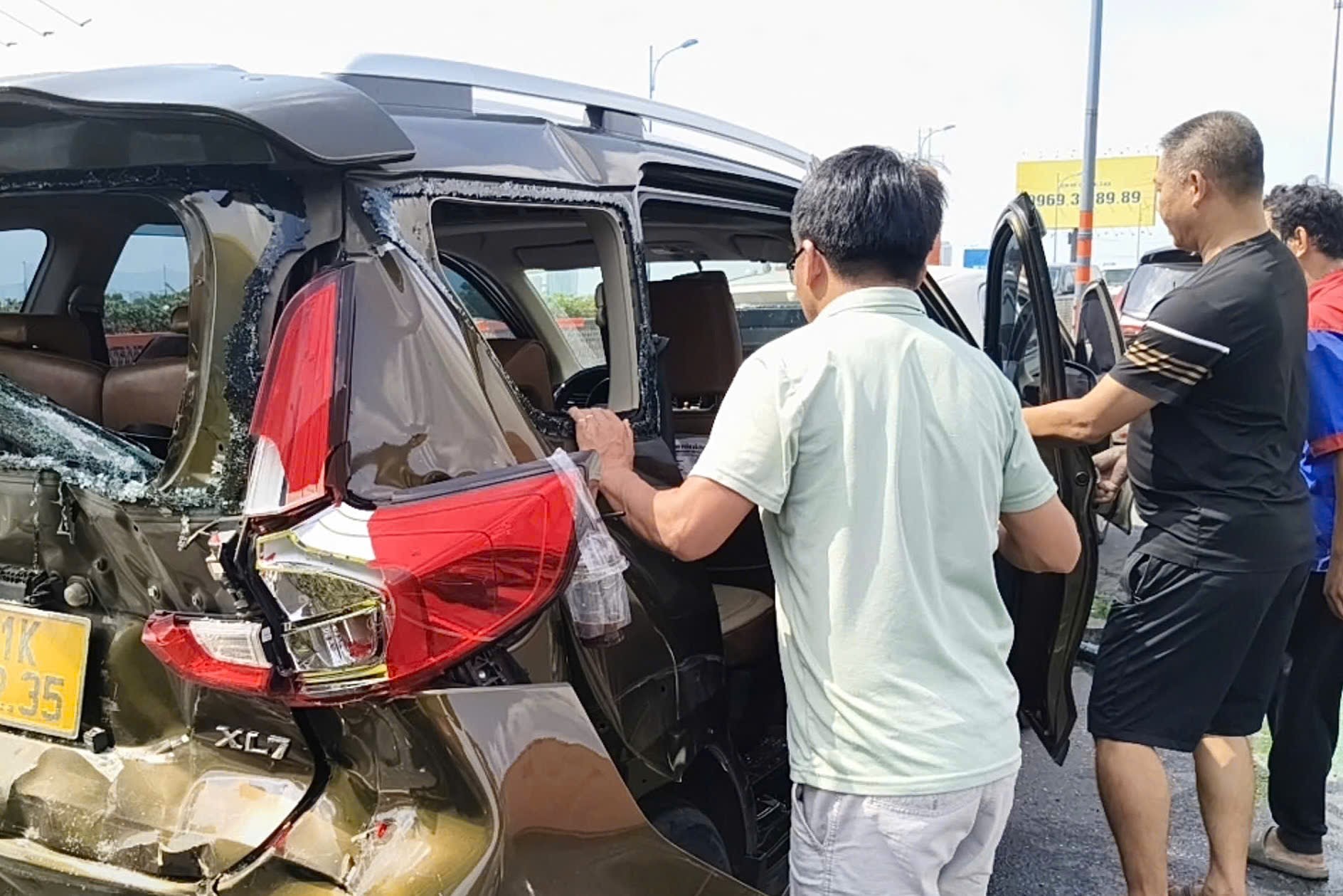 TP HCM: Tai nạn li&ecirc;n ho&agrave;n 5 &ocirc; t&ocirc; tr&ecirc;n cầu Rạch Chiếc- Ảnh 3.