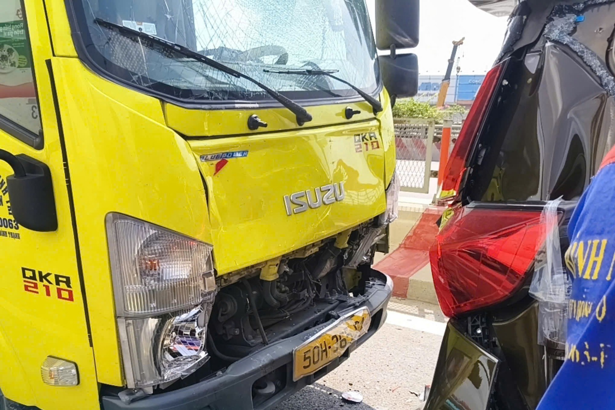 TP HCM: Tai nạn li&ecirc;n ho&agrave;n 5 &ocirc; t&ocirc; tr&ecirc;n cầu Rạch Chiếc- Ảnh 4.
