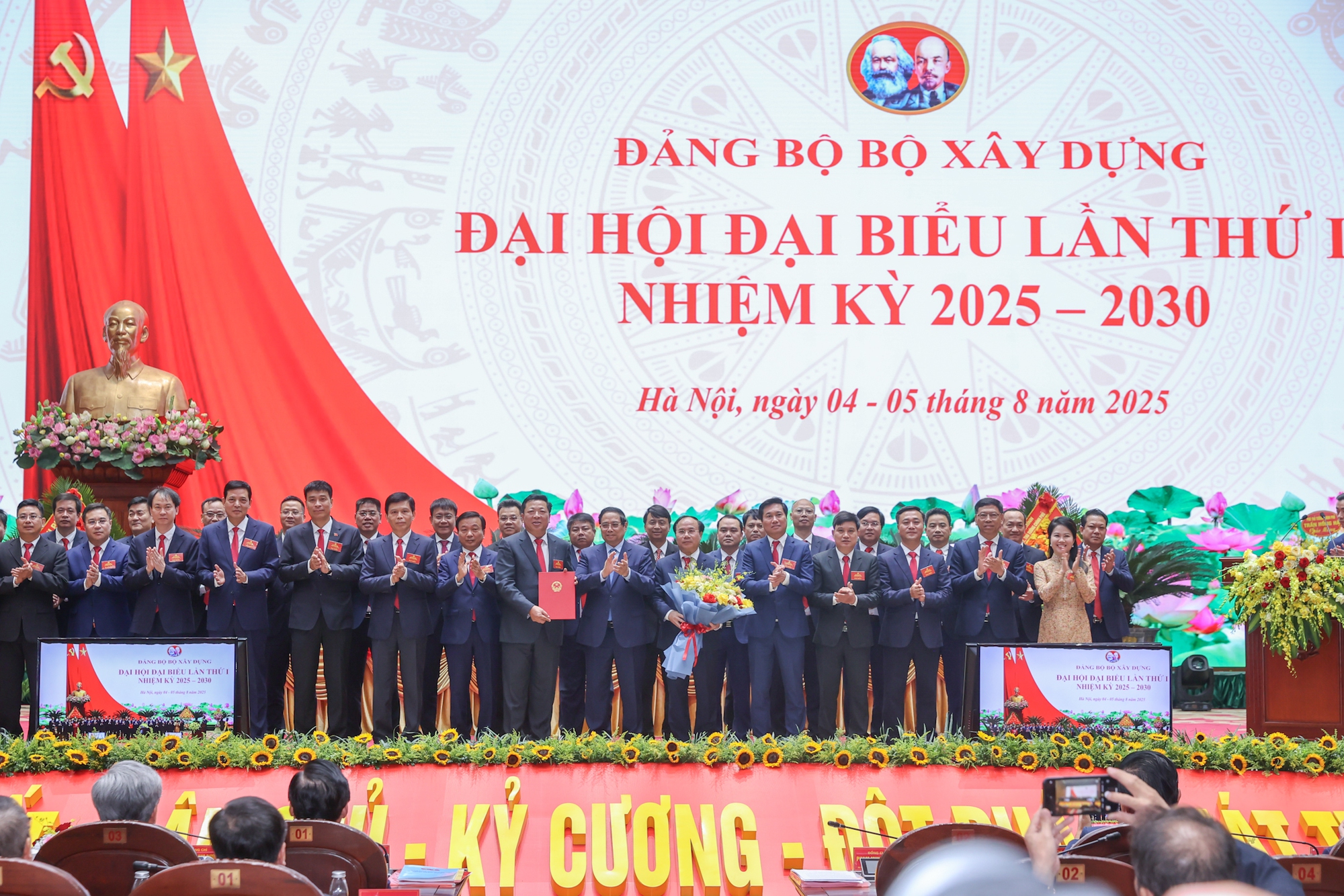 Thủ tướng Phạm Minh Ch&iacute;nh tr&igrave;nh b&agrave;y 9 th&agrave;nh tựu của Đảng bộ Bộ X&acirc;y dựng - Ảnh 1.