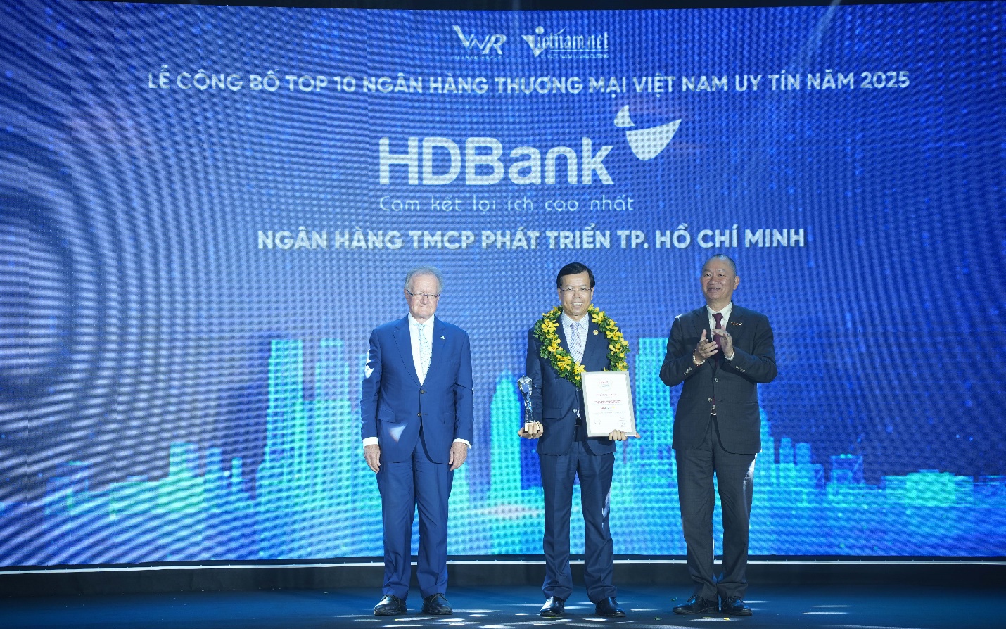 HDBank giữ vị trí thứ 3 Top ngân hàng niêm yết uy tín và hiệu quả nhất Việt Nam