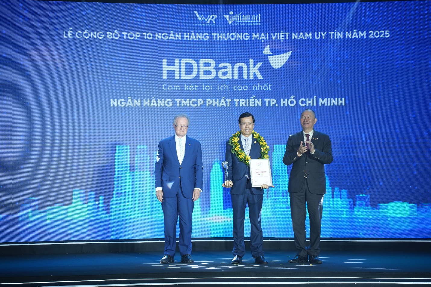 HDBank giữ vị trí thứ 3 Top ngân hàng niêm yết uy tín và hiệu quả nhất Việt Nam- Ảnh 1.