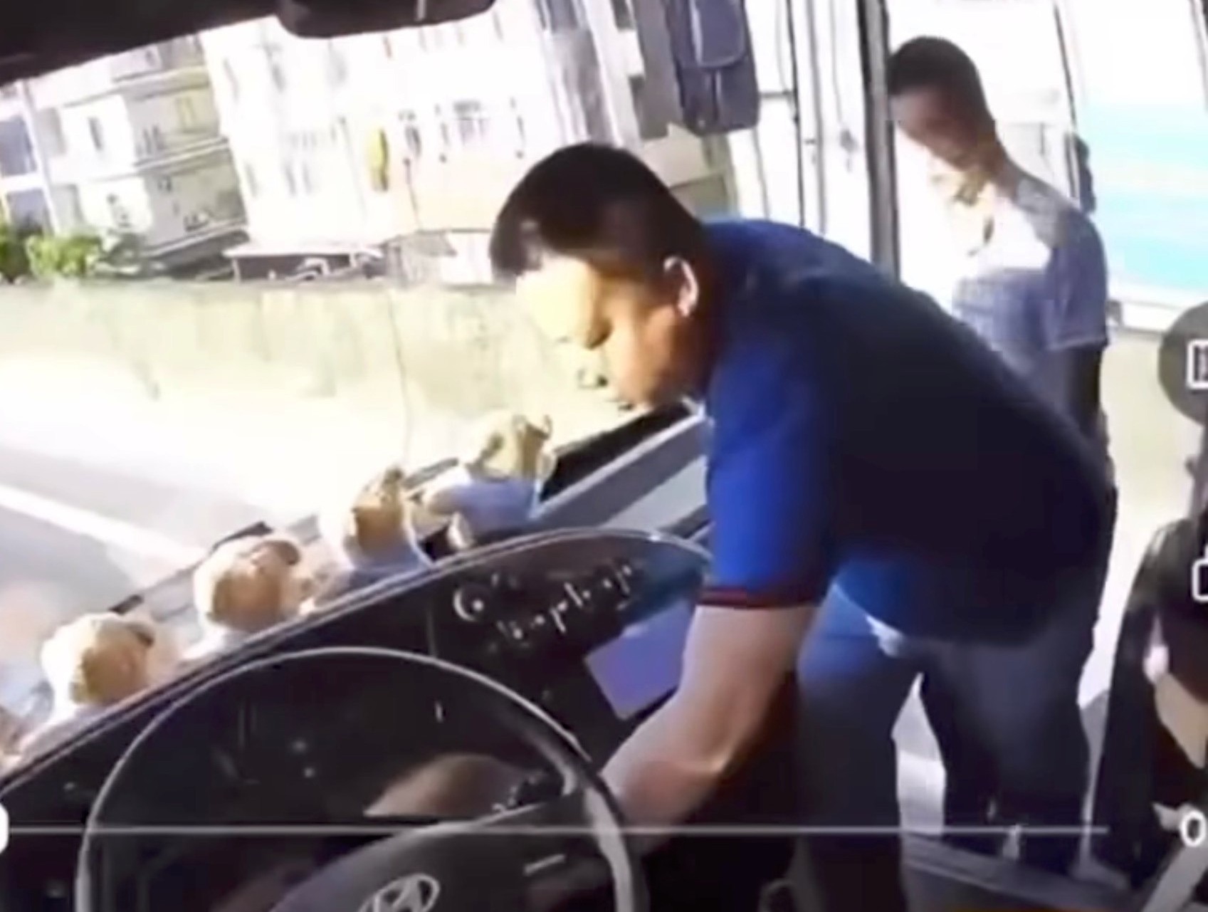 Tạm giữ h&igrave;nh sự t&agrave;i xế đi v&agrave;o l&agrave;n khẩn cấp, r&uacute;t ch&igrave;a kh&oacute;a xe kh&aacute;ch - Ảnh 1.