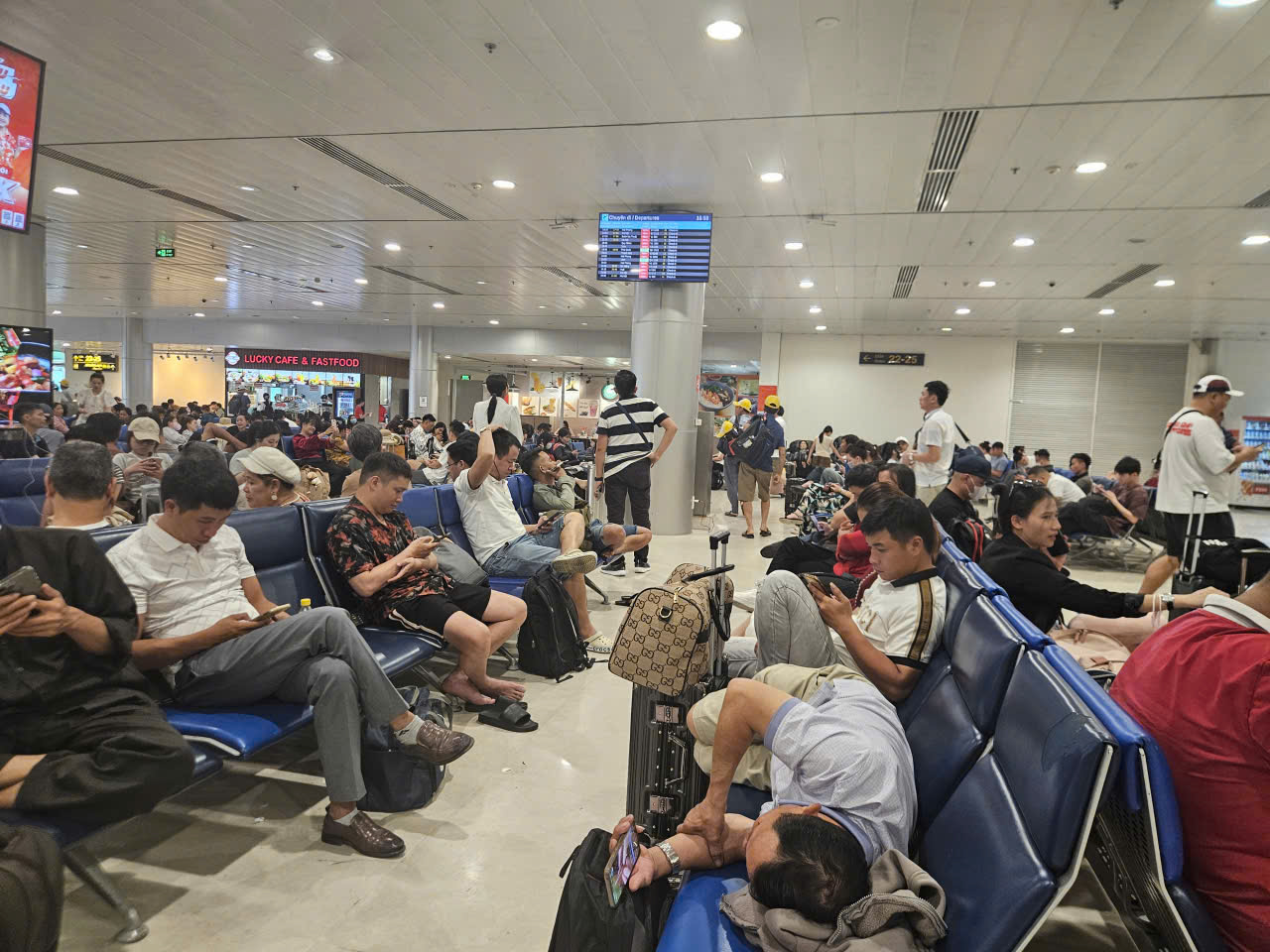 Mưa gi&ocirc;ng bất ngờ ở TP HCM, h&agrave;ng loạt chuyến bay bị ảnh hưởng- Ảnh 2.