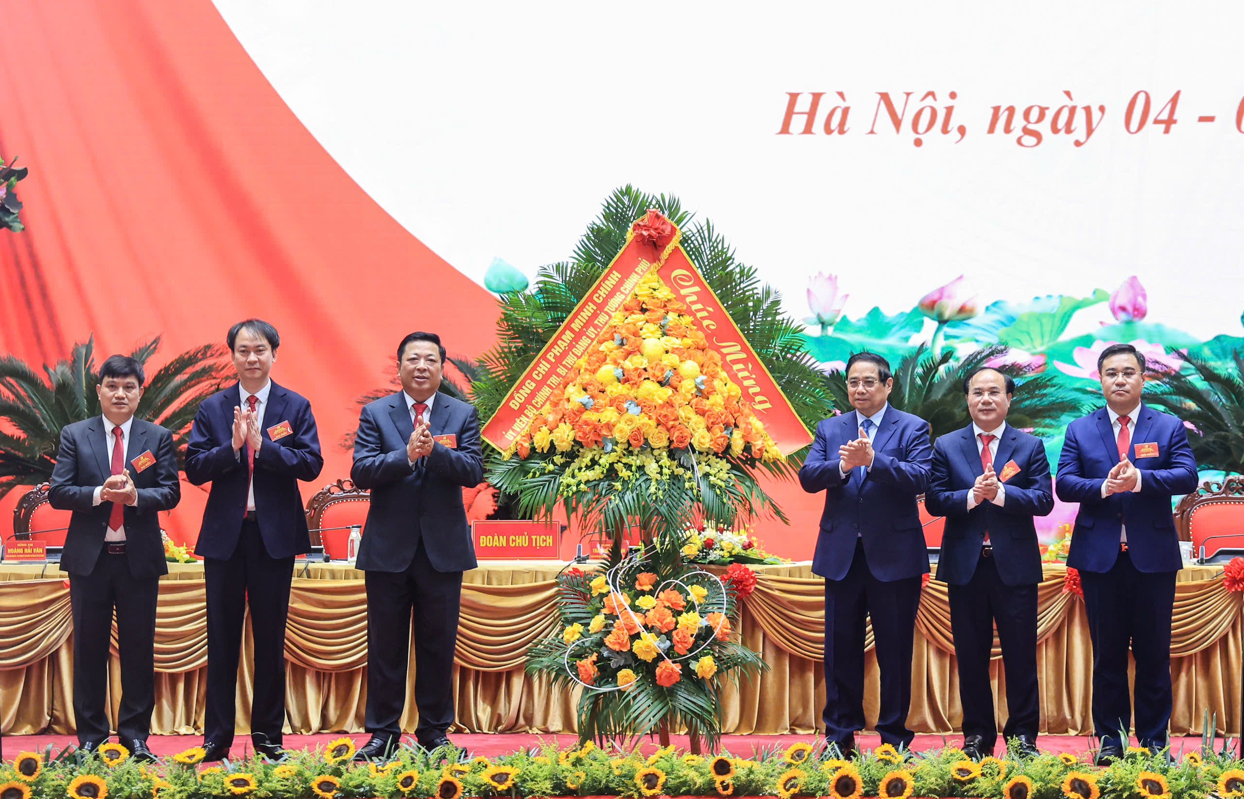 Thủ tướng Phạm Minh Ch&iacute;nh tr&igrave;nh b&agrave;y 9 th&agrave;nh tựu của Đảng bộ Bộ X&acirc;y dựng - Ảnh 3.