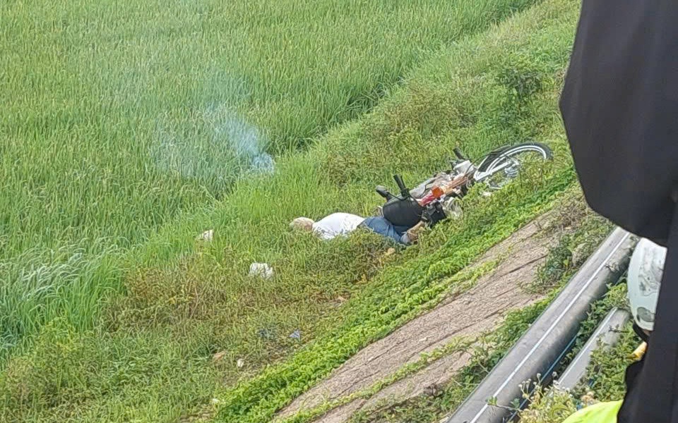 Phát hiện thi thể người đàn ông cùng xe máy dưới mép ruộng