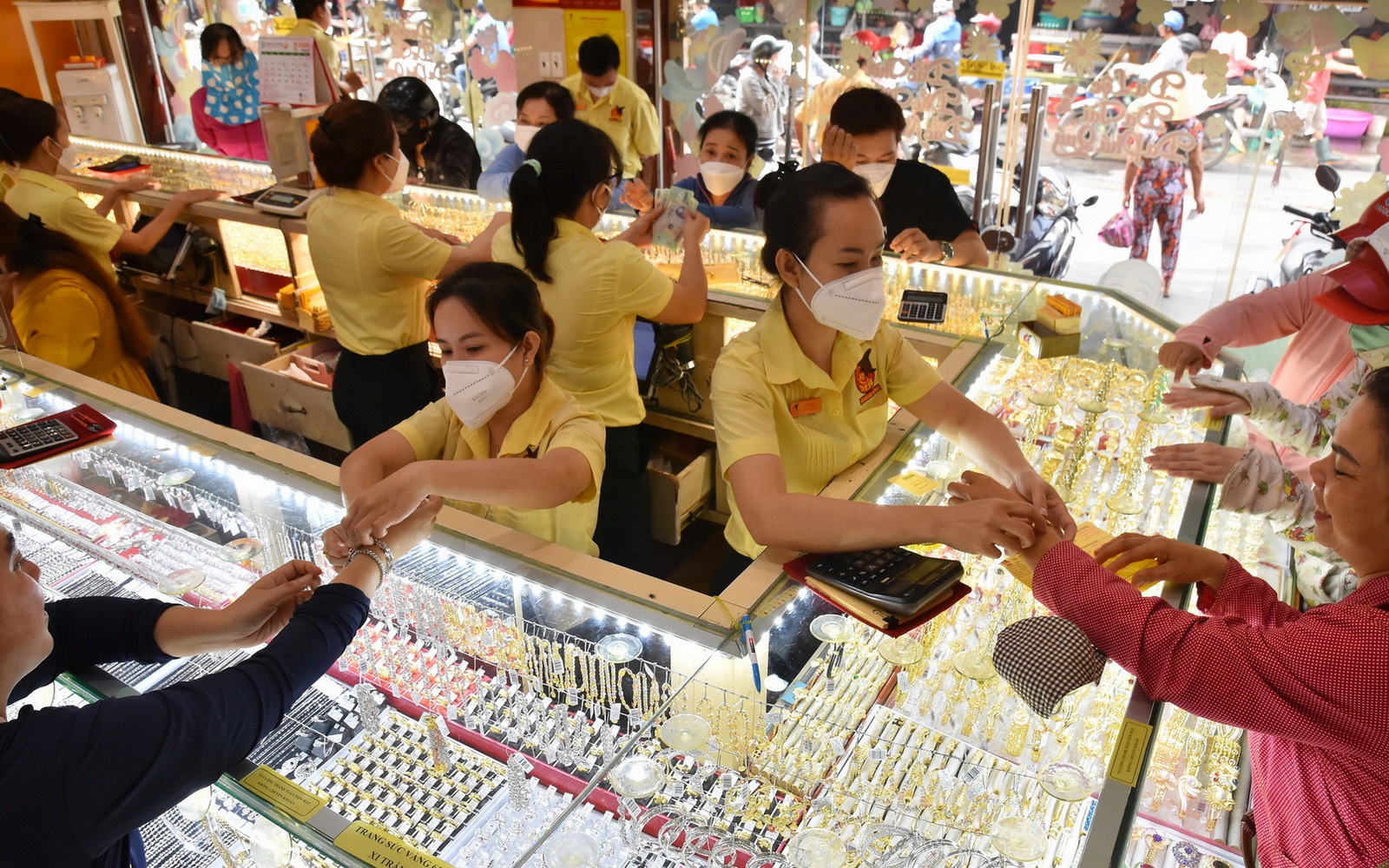 Giá vàng hôm nay, 6-8: Tăng mạnh khi cổ phiếu quốc tế bị bán tháo