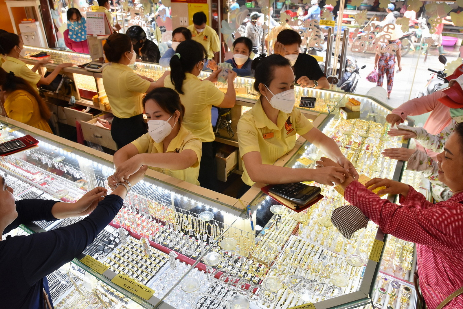 Gi&aacute; v&agrave;ng h&ocirc;m nay, 6-8: Tăng mạnh khi cổ phiếu quốc tế bị b&aacute;n th&aacute;o- Ảnh 1.