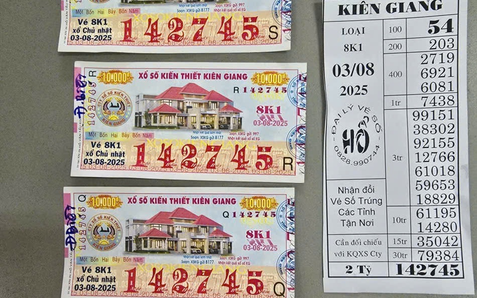 Người mẹ được các con "hộ tống" đi đổi vé số trúng giải độc đắc