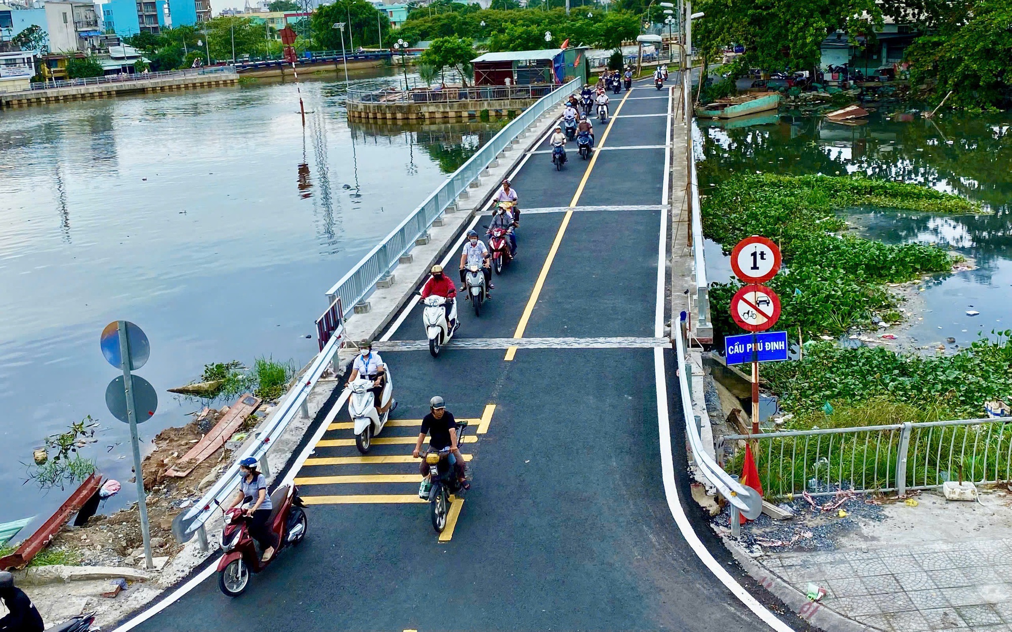 Cầu Phú Định mở rộng, người dân đi lại dễ thở hơn