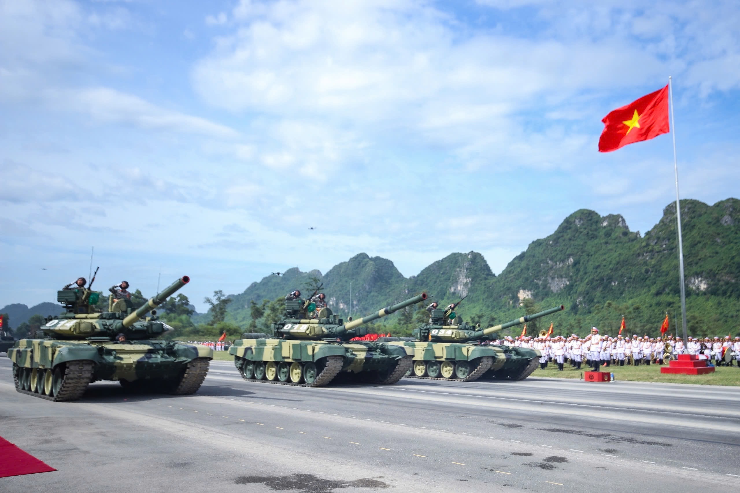 VIDEO: Chiêm ngưỡng xe tăng, tên lửa hợp luyện trong nắng gắt - Ảnh 10.