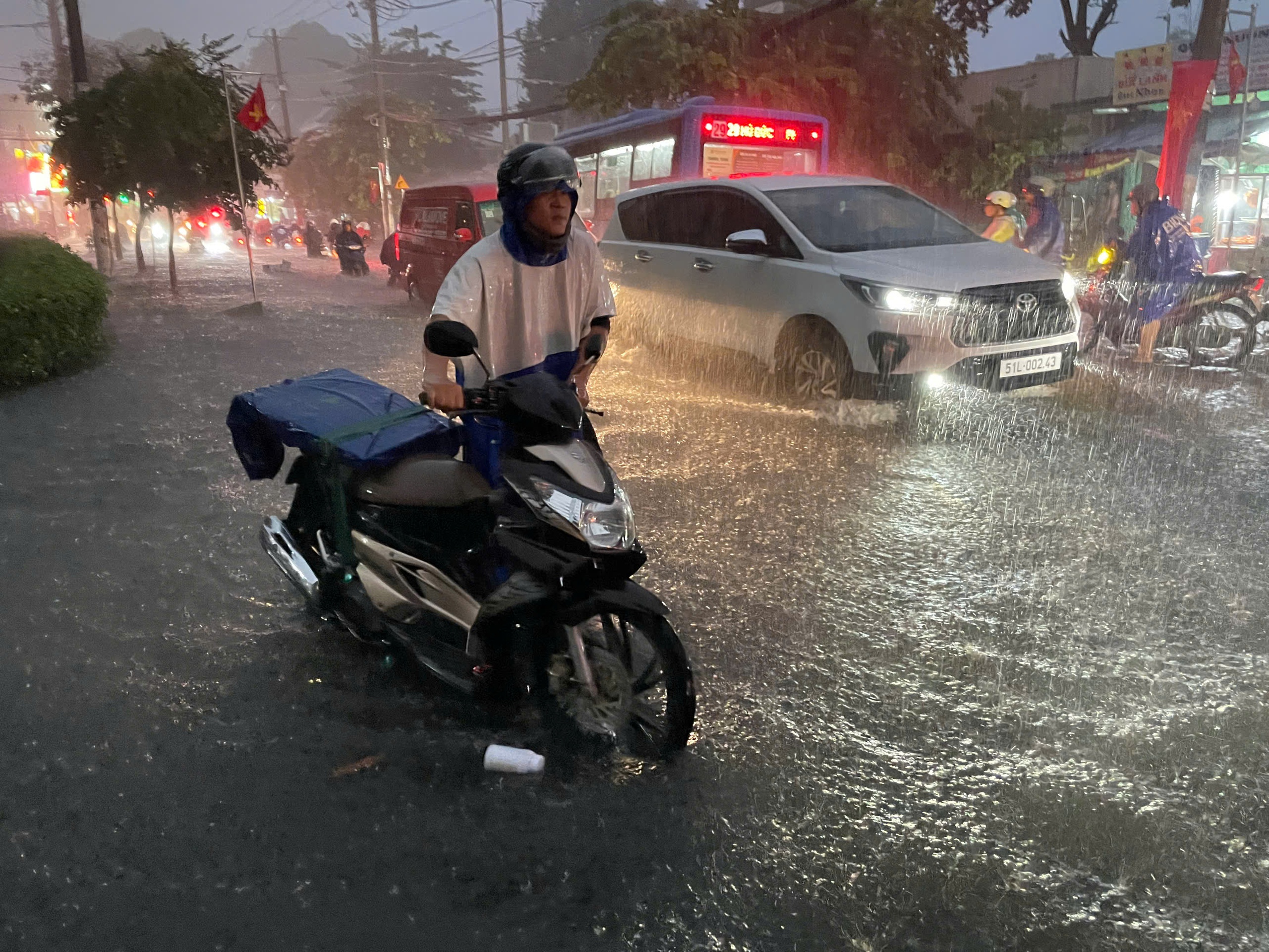 Mưa lớn bất ngờ đổ xuống TP HCM, nhiều tuyến đường đang ngập sâu, xe chết máy - Ảnh 7.