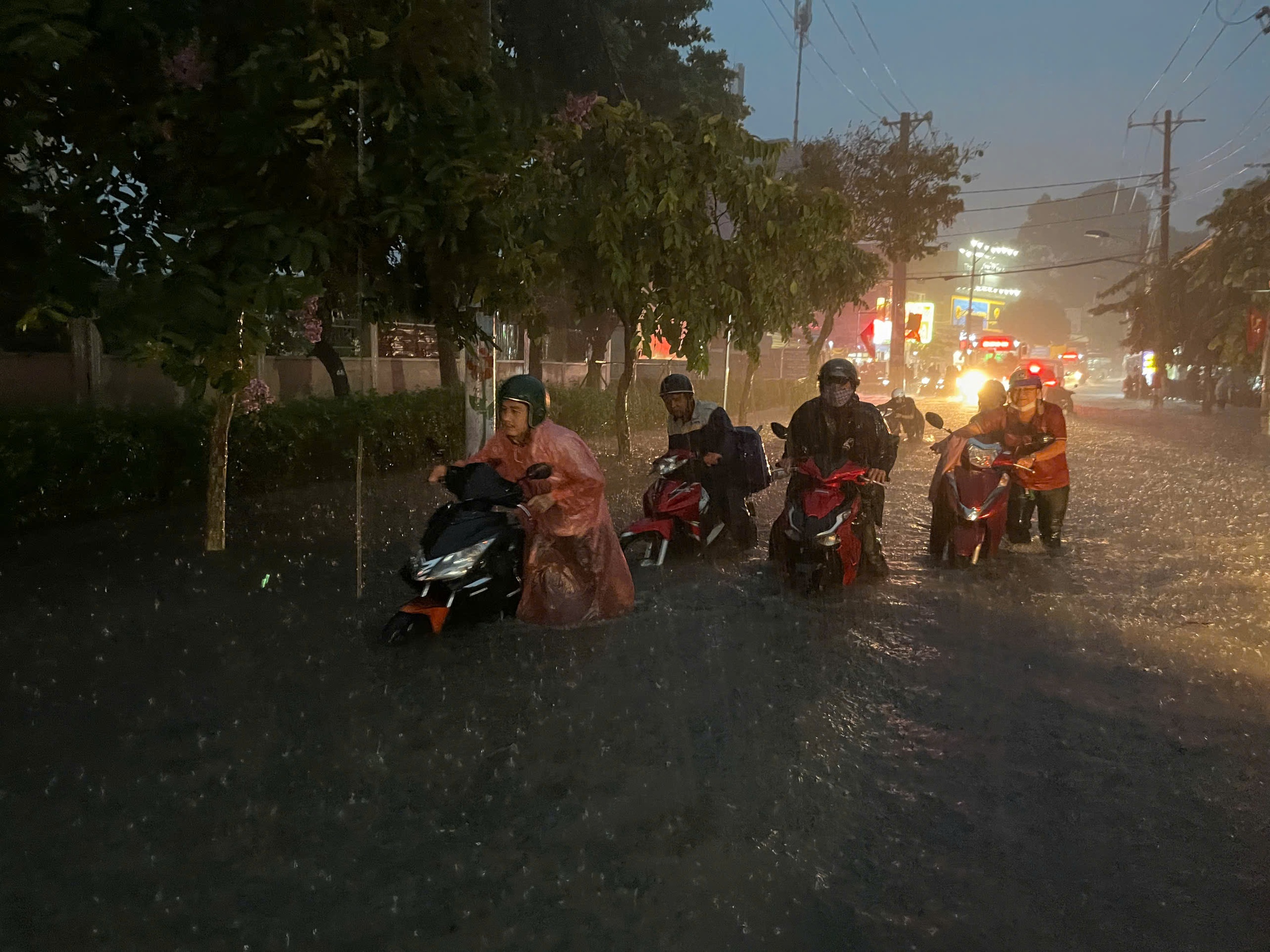Mưa lớn bất ngờ đổ xuống TP HCM, nhiều tuyến đường đang ngập sâu, xe chết máy - Ảnh 1.