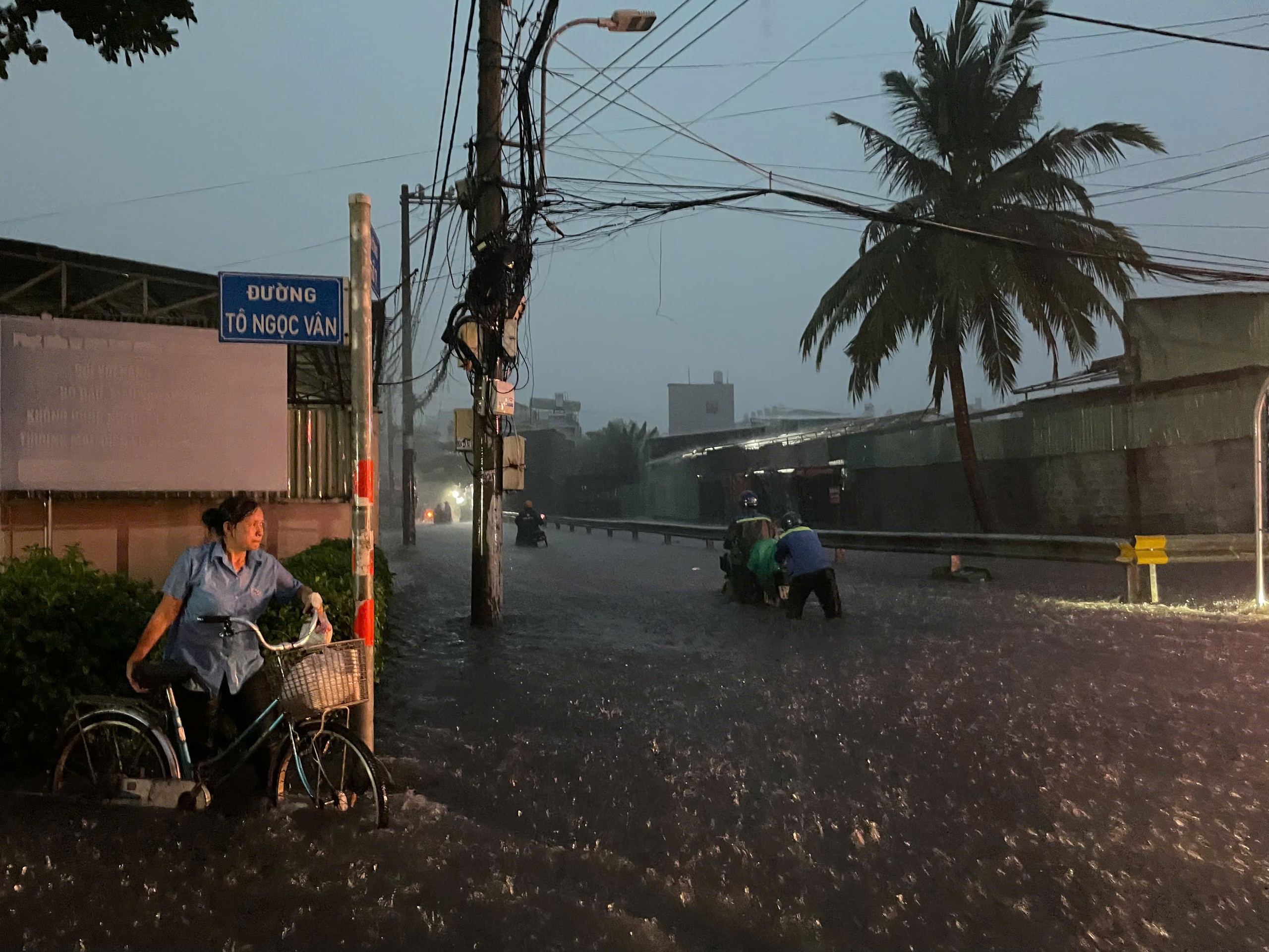 Mưa lớn bất ngờ đổ xuống TP HCM, nhiều tuyến đường đang ngập sâu, xe chết máy - Ảnh 2.