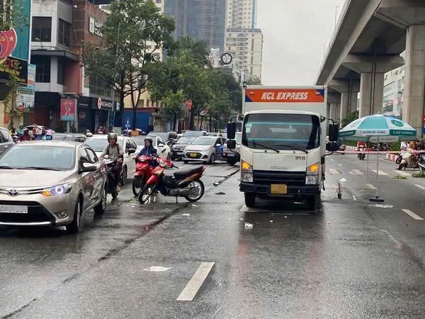 Va chạm với xe tải, 2 người đi xe m&aacute;y thương vong- Ảnh 1.