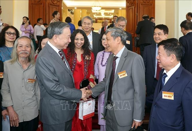 Tổng Bí thư Tô Lâm: Trí thức, nhà khoa học, văn nghệ sĩ là mạch nguồn cho sự trường tồn của đất nước- Ảnh 4.