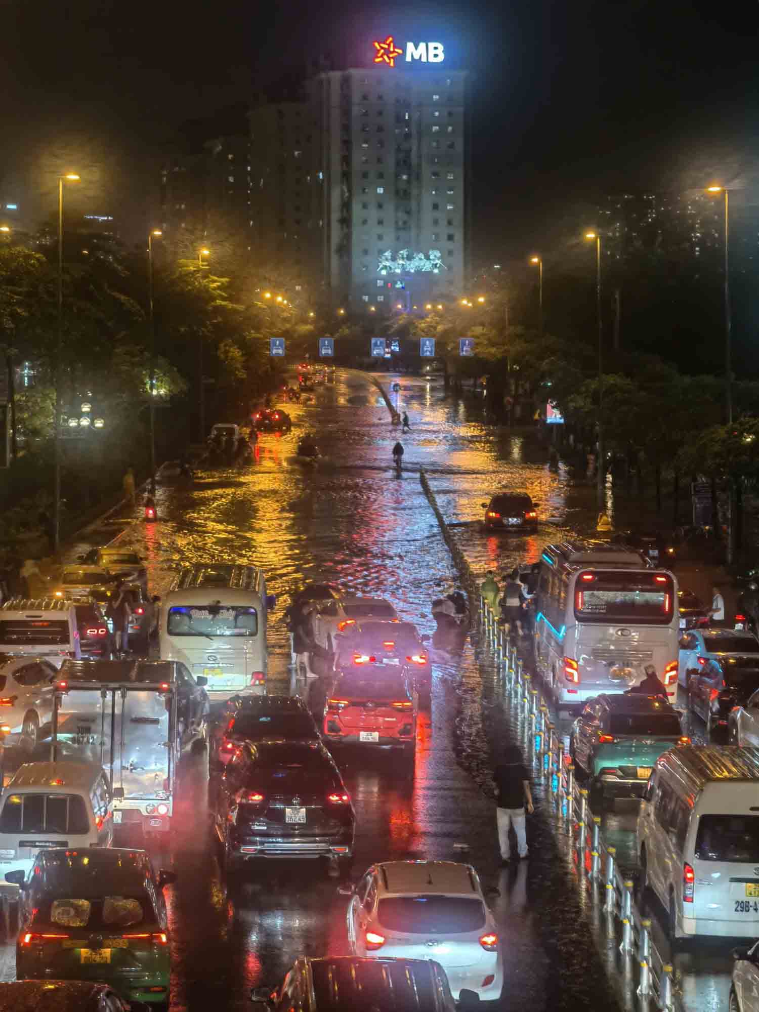 Ngập úng Hà Nội kéo dài do mưa lớn khiến giao thông hỗn loạn trên đường Võ Chí Công - Ảnh 1.