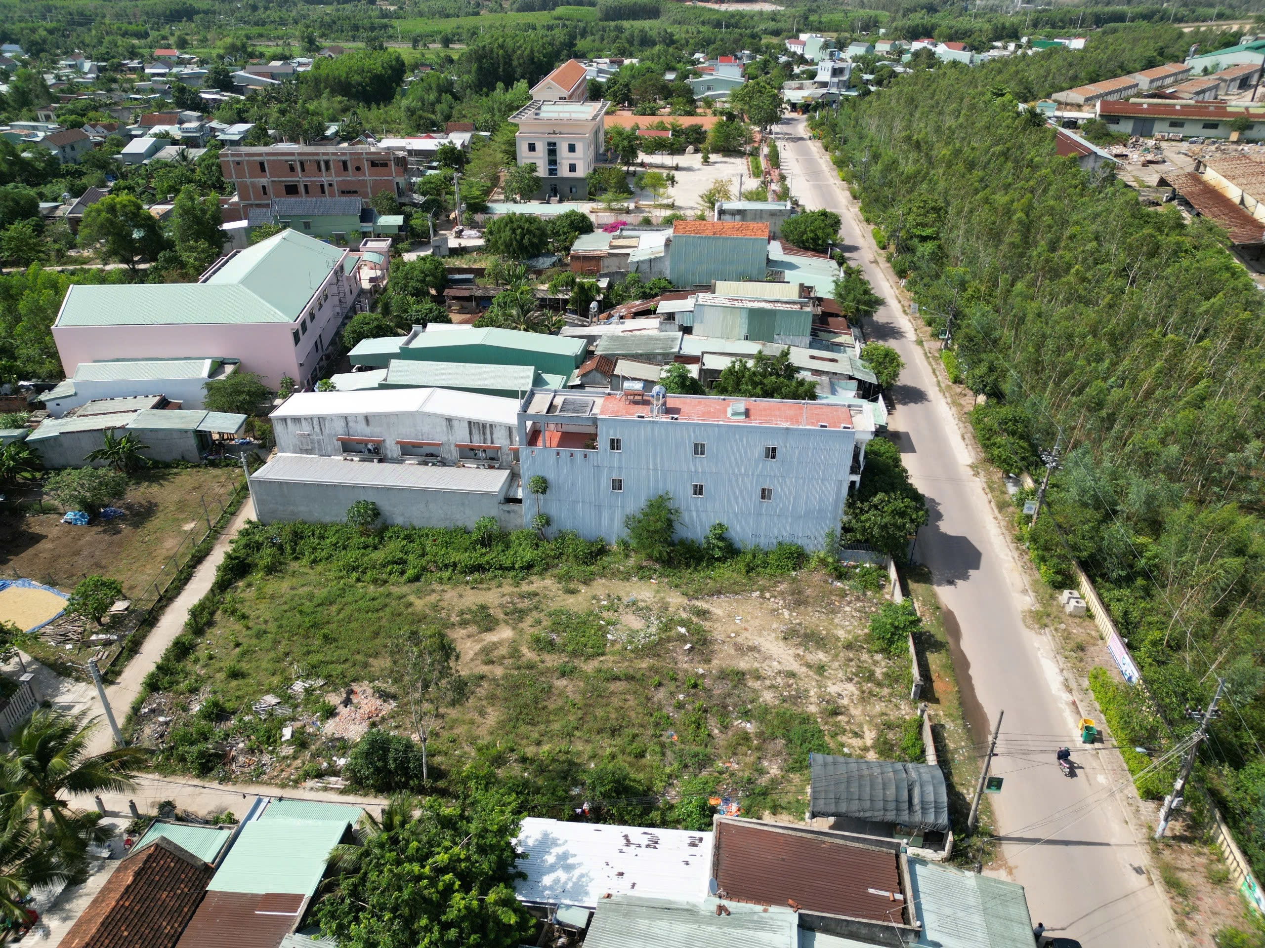 "Ph&ugrave; ph&eacute;p" trong quản l&yacute; đất đai, x&acirc;y dựng- Ảnh 1.