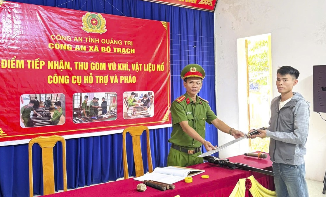 Vũ kh&iacute; v&agrave; thuốc nổ bất ngờ xuất hiện ở x&atilde; Bố Trạch , Quảng Trị - Ảnh 1.