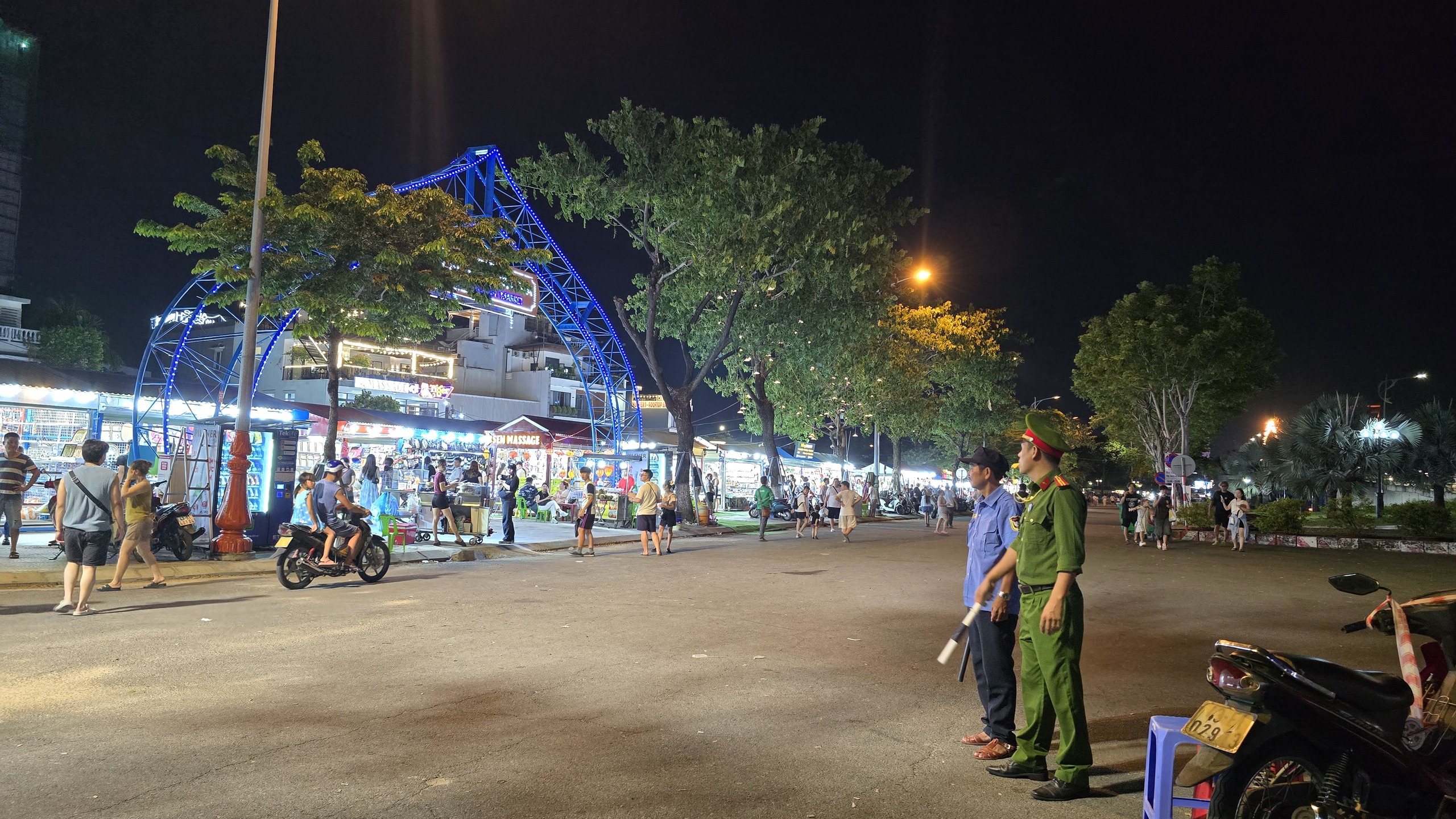 Đ&agrave; Nẵng: R&aacute;c &ugrave;n ứ sau &ldquo;phố đ&ecirc;m&rdquo;, h&igrave;nh ảnh phản cảm v&agrave;o mỗi s&aacute;ng- Ảnh 7.