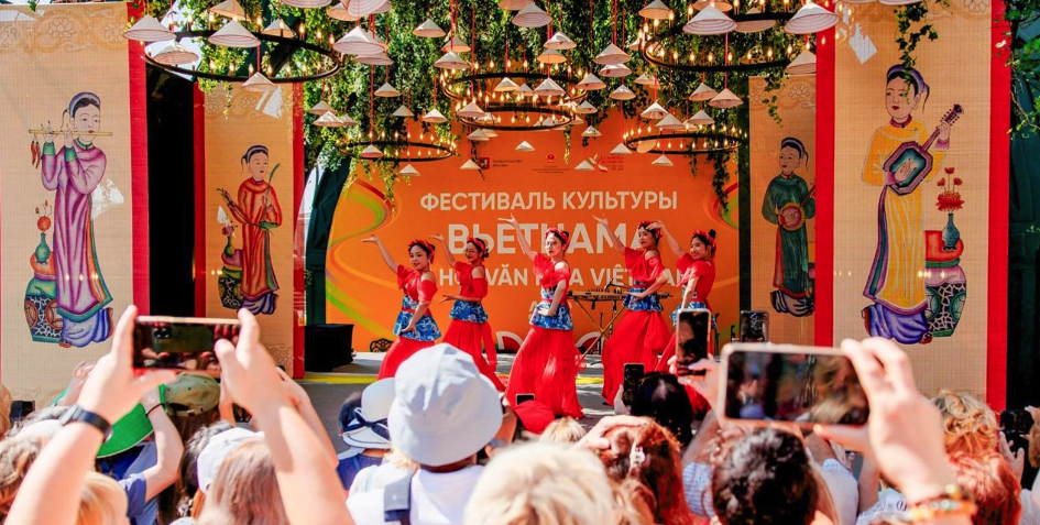 Phu nh&acirc;n Tổng B&iacute; thư dự Lễ hội Văn h&oacute;a Việt Nam tại Moscow- Ảnh 3.