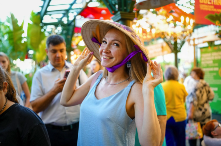 Phu nh&acirc;n Tổng B&iacute; thư dự Lễ hội Văn h&oacute;a Việt Nam tại Moscow- Ảnh 7.