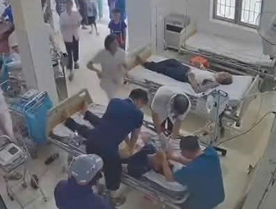Người đ&agrave;n &ocirc;ng bất ngờ đổ gục xuống nền, ngừng tim khi đang chờ kh&aacute;m bệnh- Ảnh 2.