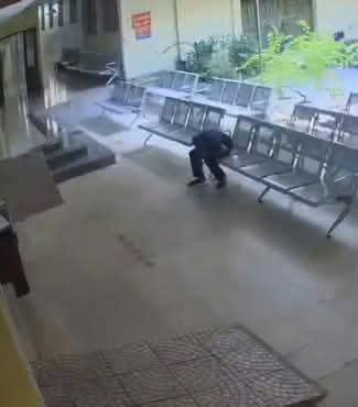 Người đ&agrave;n &ocirc;ng bất ngờ đổ gục xuống nền, ngừng tim khi đang chờ kh&aacute;m bệnh- Ảnh 1.