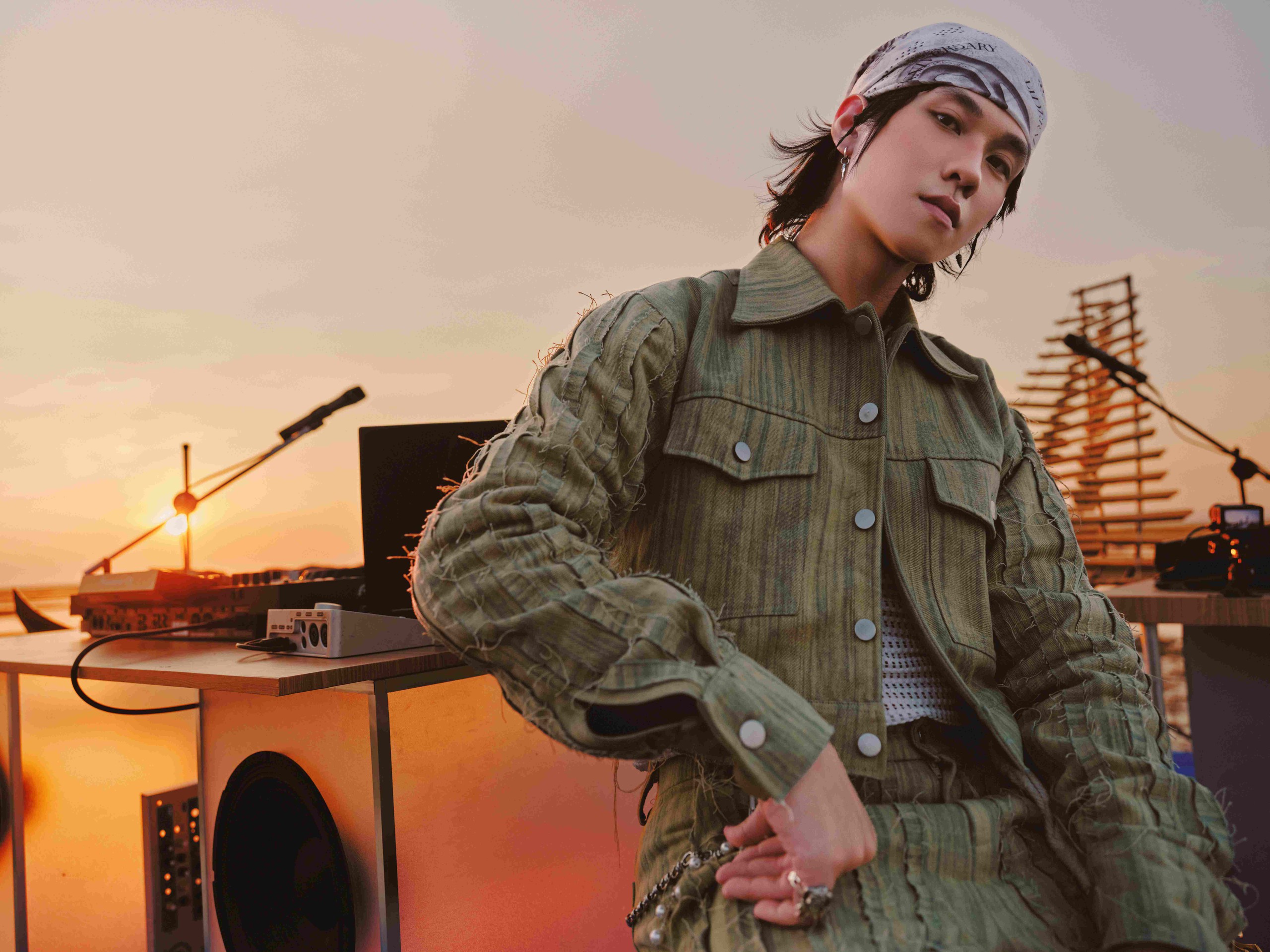 Fan Việt "rần rần" khi chuyên trang âm nhạc Pitchfork cho điểm album Việt- Ảnh 1.