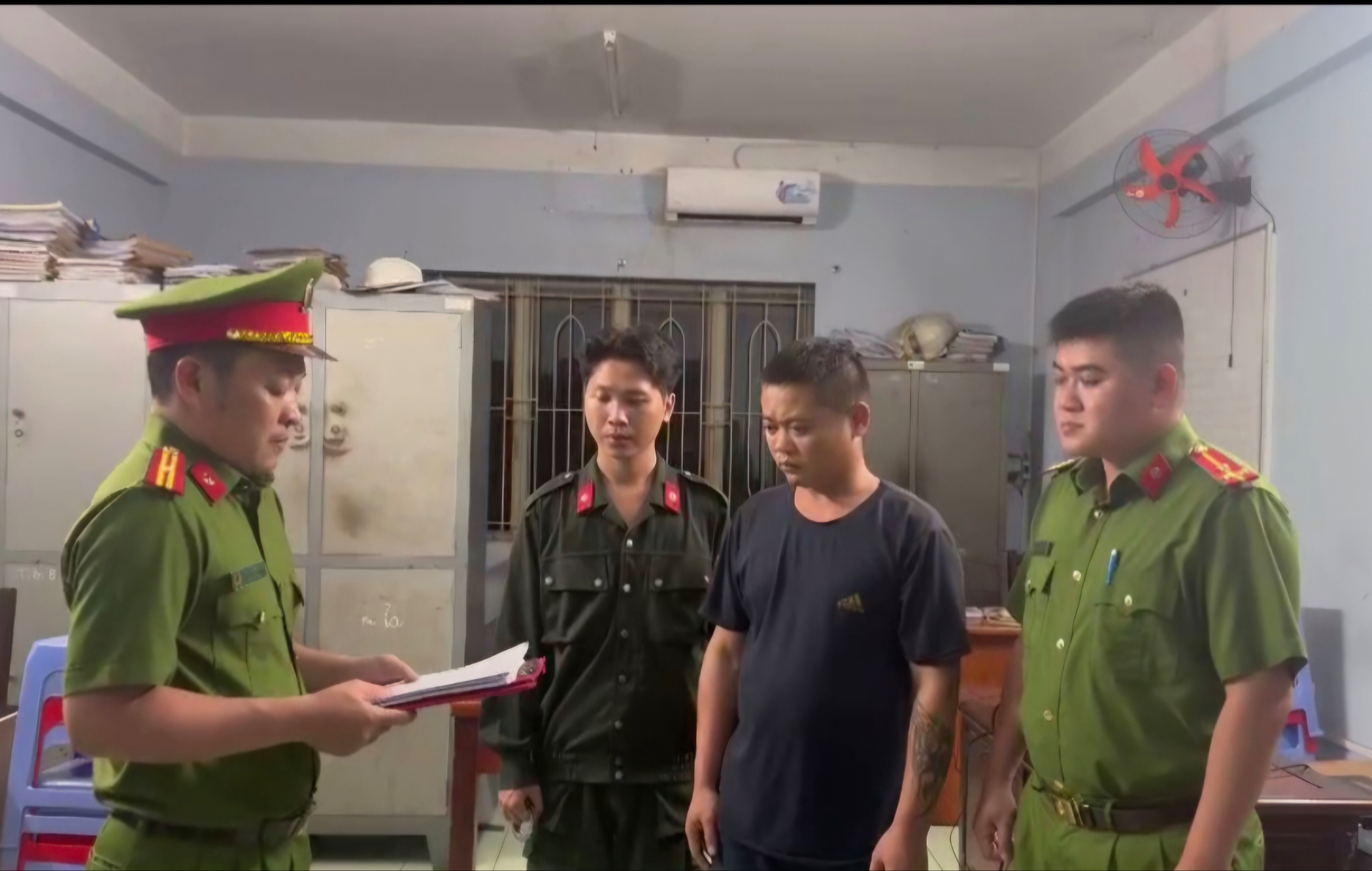 Bắt khẩn cấp t&agrave;i xế cố t&igrave;nh lạng l&aacute;ch, đ&aacute;nh v&otilde;ng ở TP HCM- Ảnh 1.
