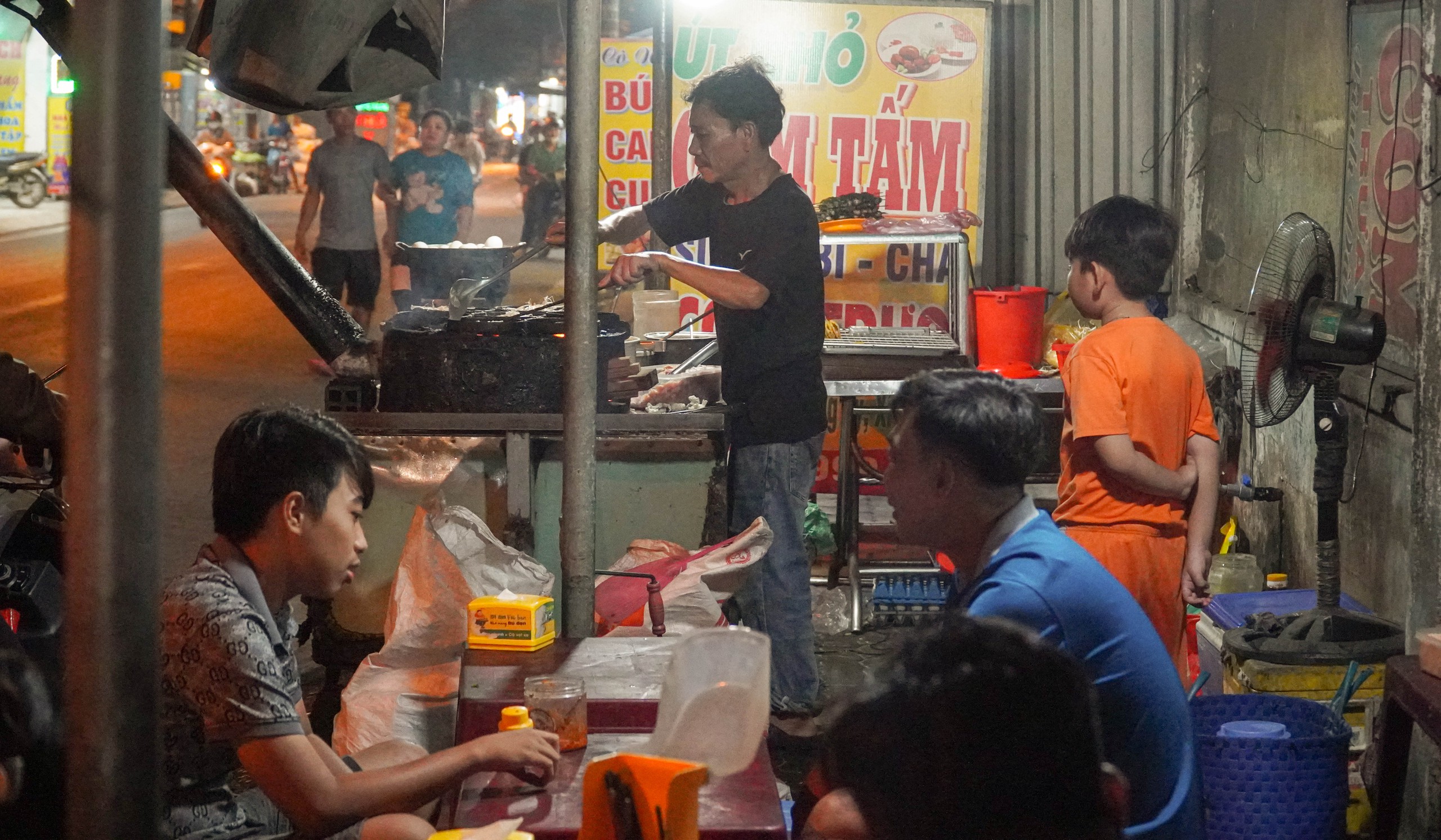 Xe b&aacute;n b&aacute;nh x&egrave;o của người cha đơn th&acirc;n nu&ocirc;i 2 con tự kỷ- Ảnh 7.