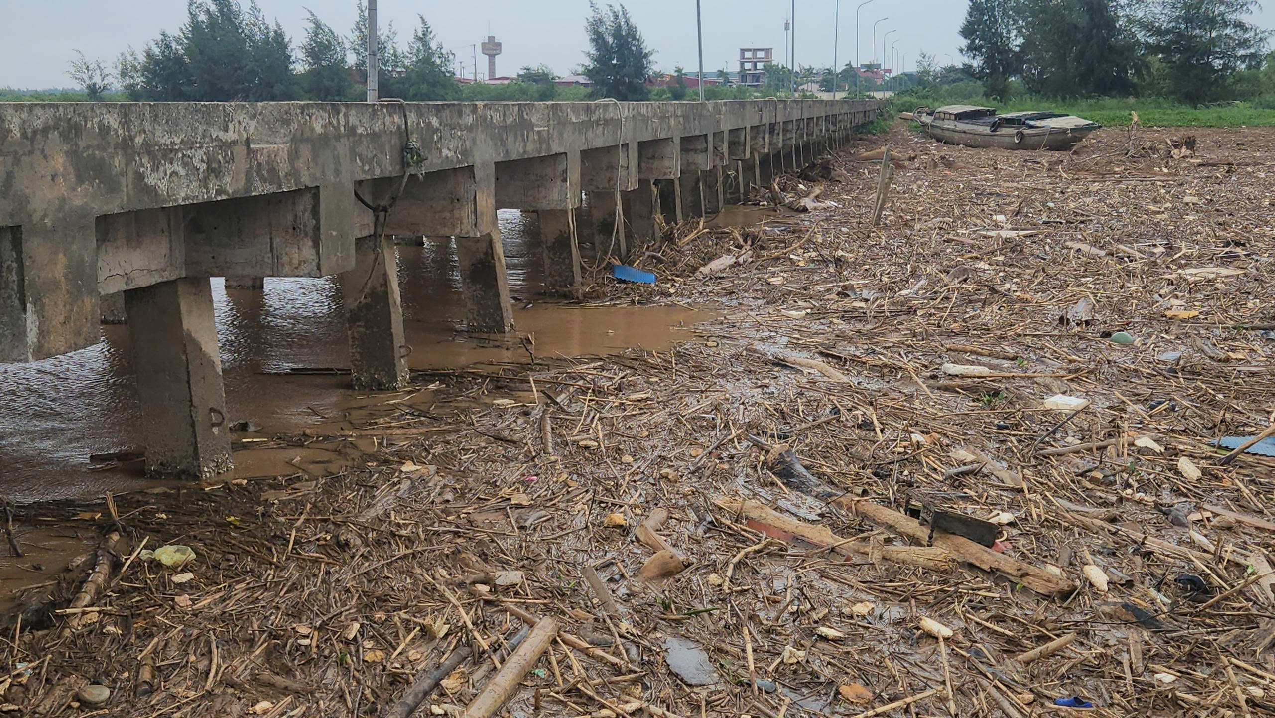 H&agrave; Tĩnh: H&agrave;ng trăm tấn r&aacute;c bao v&acirc;y cảng c&aacute; v&agrave; khu neo đậu tr&aacute;nh tr&uacute; b&atilde;o- Ảnh 10.