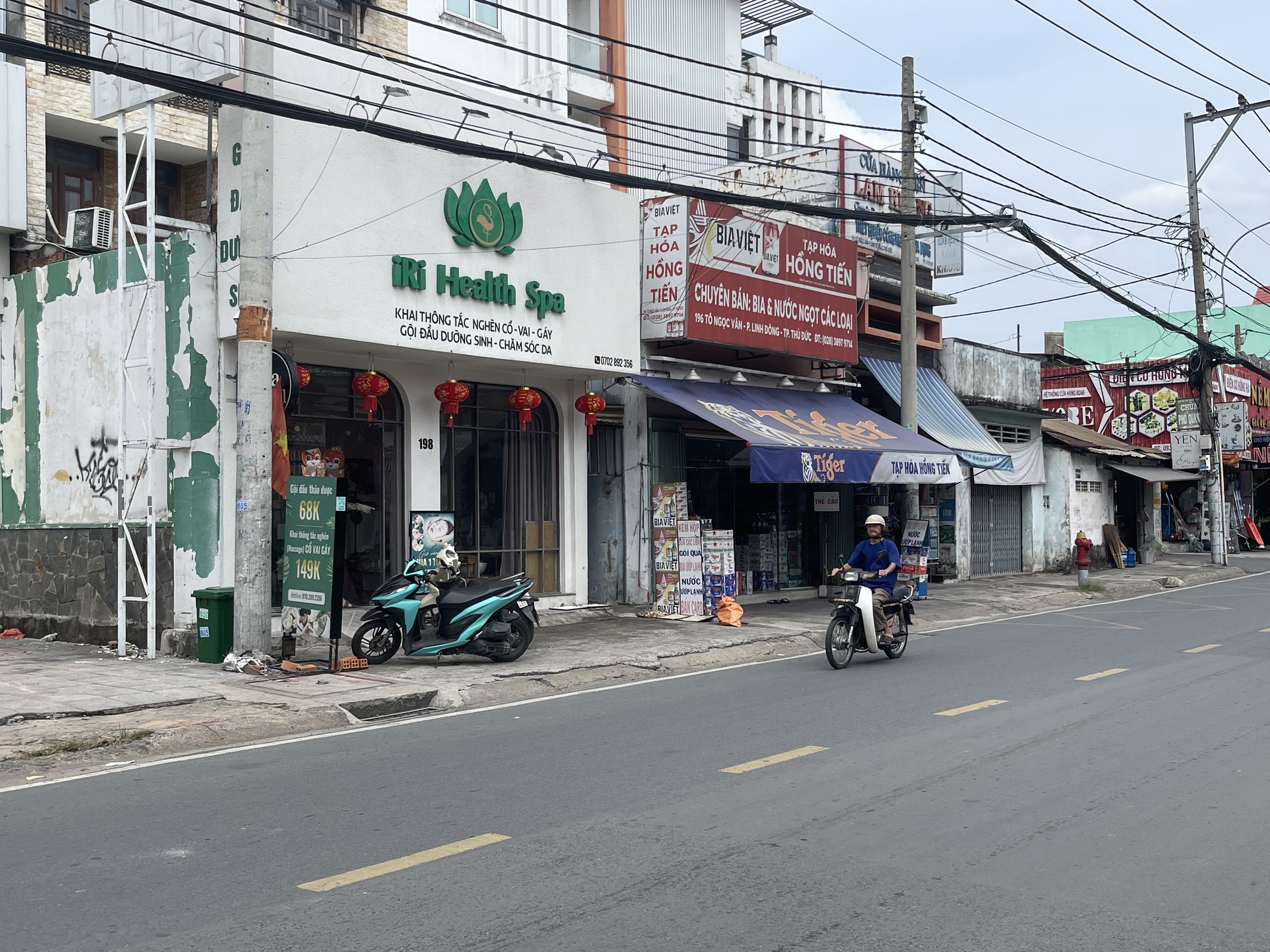 TP HCM: Truy t&igrave;m 2 người đ&agrave;n &ocirc;ng d&ugrave;ng c&acirc;y sắt đ&aacute;nh nhau giữa đường- Ảnh 1.