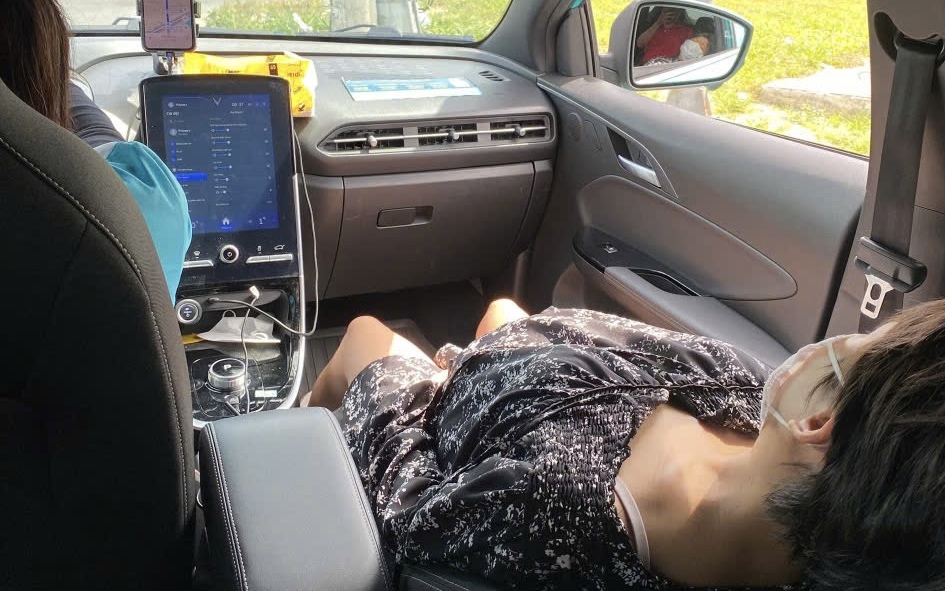 Clip: CSGT mở đường đưa thai phụ vỡ ối trên xe taxi
