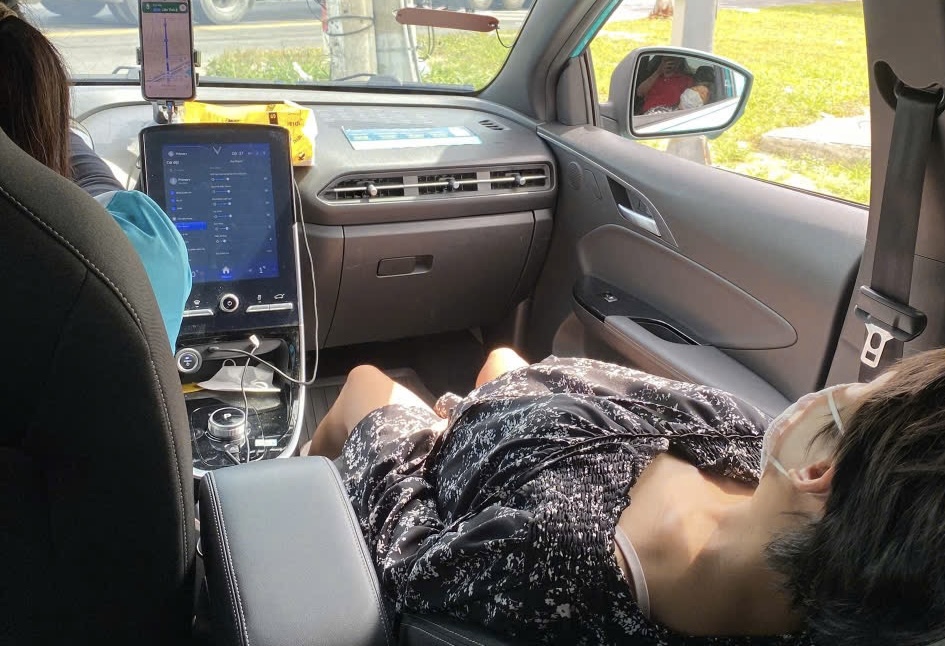 Nữ t&agrave;i xế taxi hốt hoảng chứng kiến kh&aacute;ch "vỡ ối" tr&ecirc;n xe - Ảnh 1.