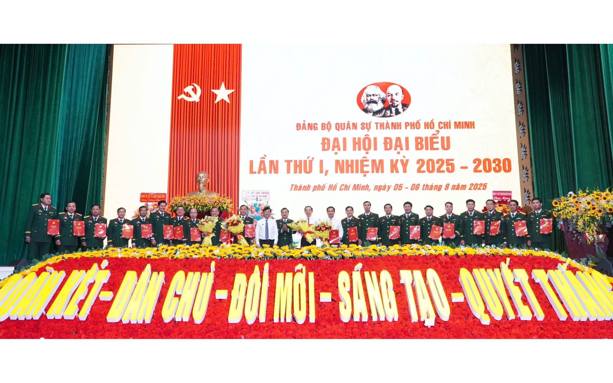 Xây dựng lực lượng vũ trang TP HCM chính quy, hiện đại