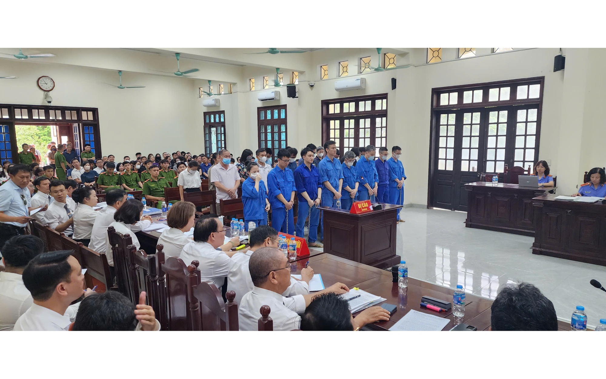 Xét xử vụ 14 cựu cán bộ hải quan tiếp tay cho buôn lậu