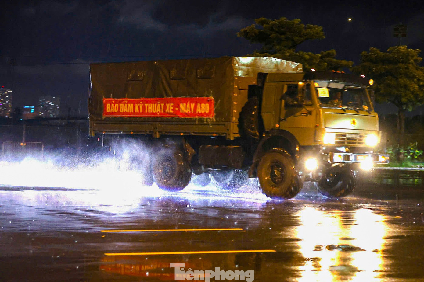 Xe pháo quân sự thực hành cơ động đêm về Quảng trường Ba Đình thực hiện nhiệm vụ A80- Ảnh 13.