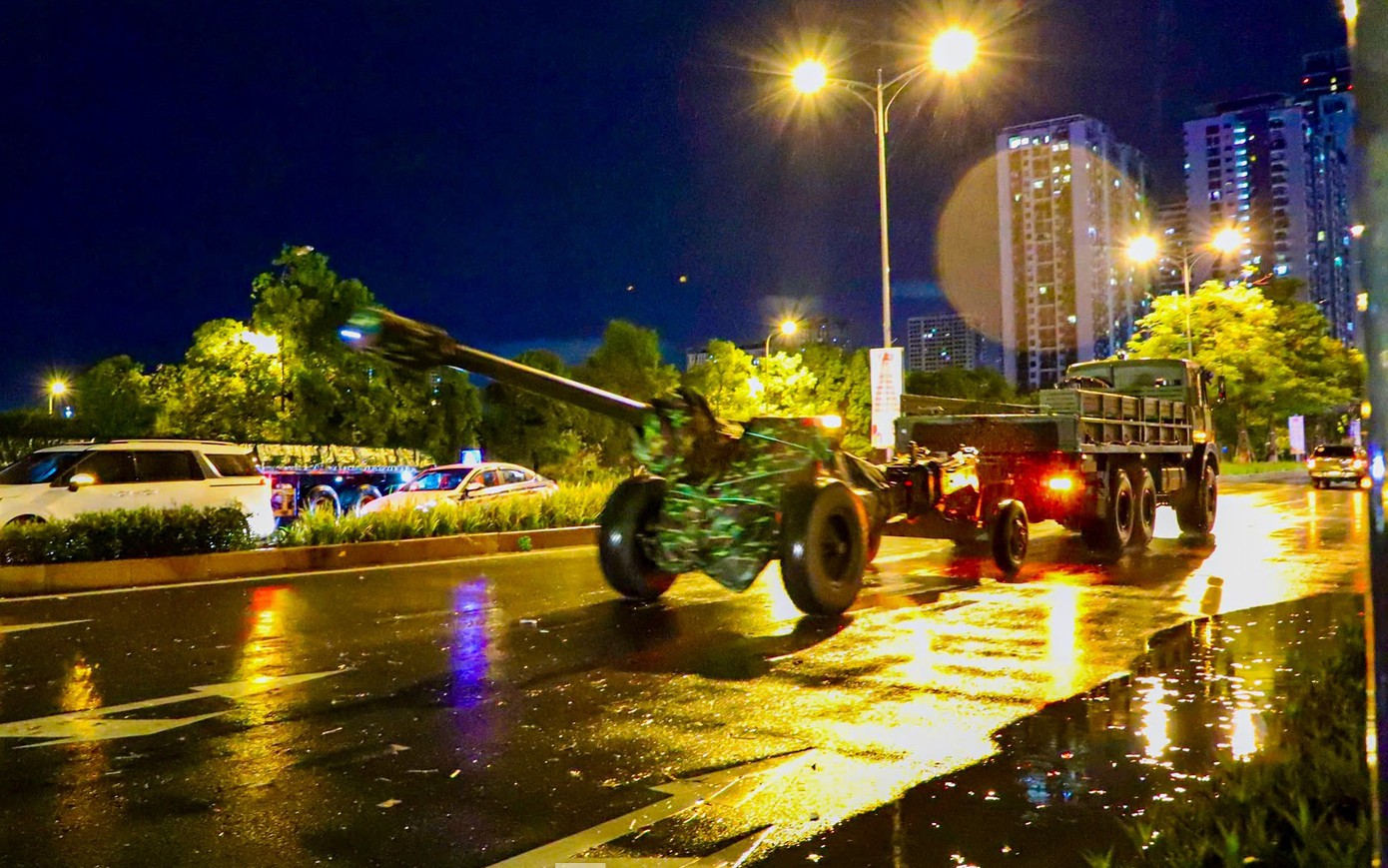 Xe pháo quân sự thực hành cơ động đêm về Quảng trường Ba Đình thực hiện nhiệm vụ A80