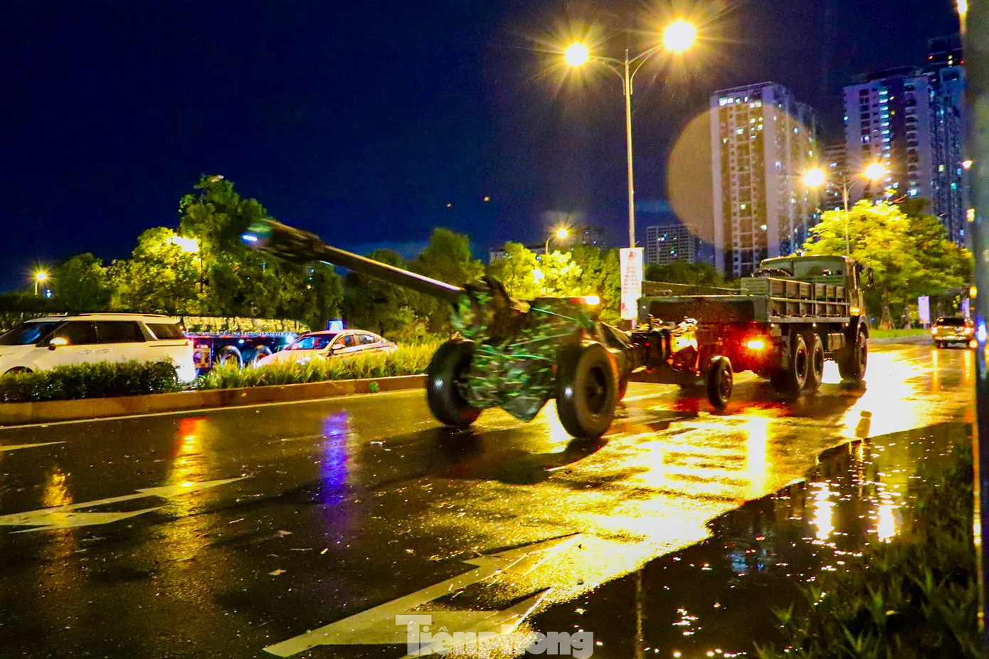 Xe pháo quân sự thực hành cơ động đêm về Quảng trường Ba Đình thực hiện nhiệm vụ A80- Ảnh 1.
