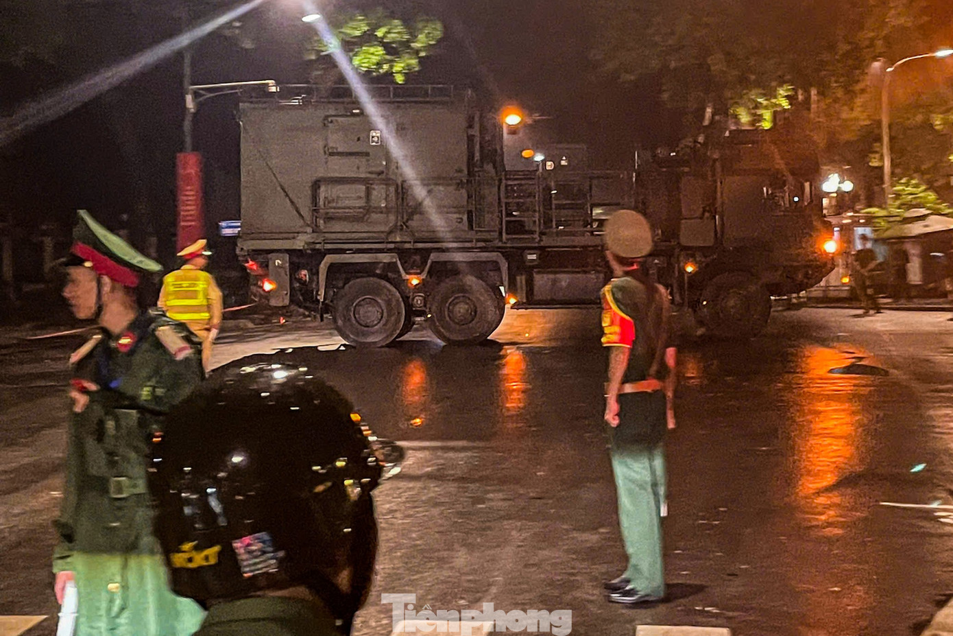 Xe pháo quân sự thực hành cơ động đêm về Quảng trường Ba Đình thực hiện nhiệm vụ A80- Ảnh 18.