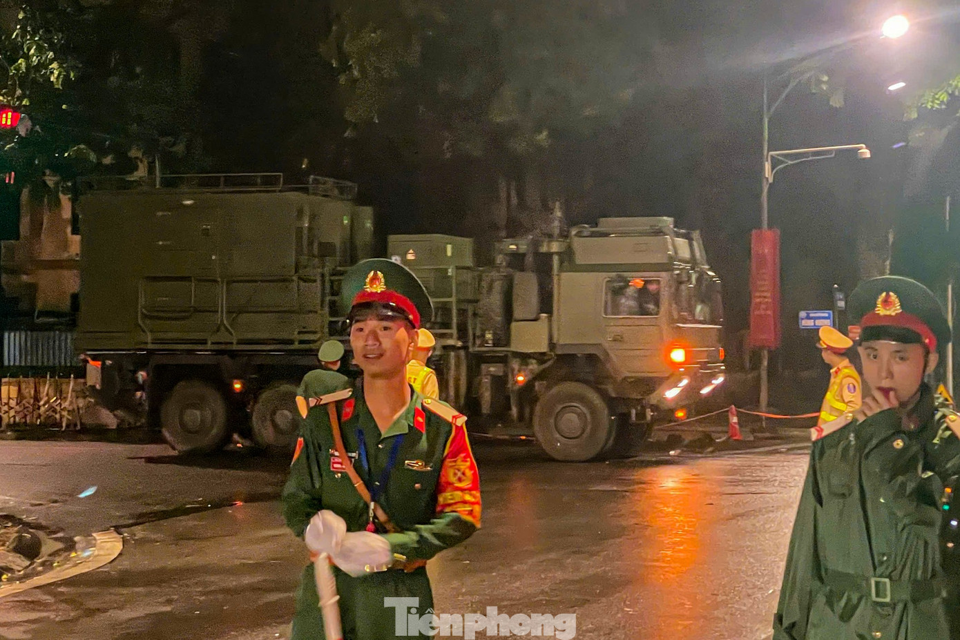 Xe pháo quân sự thực hành cơ động đêm về Quảng trường Ba Đình thực hiện nhiệm vụ A80- Ảnh 19.