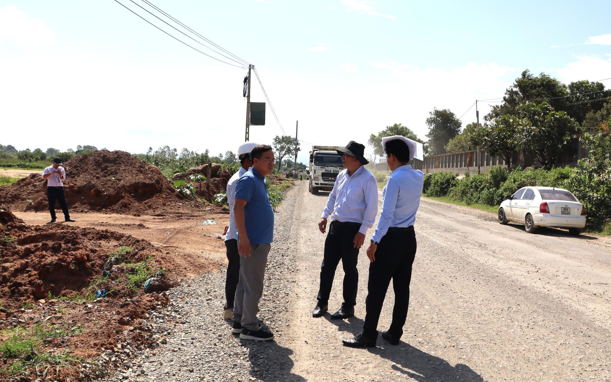 Quốc lộ nối Mũi Né - Đà Lạt: Địa phương kêu thiếu máy móc, chủ đầu tư nói thiếu mặt bằng